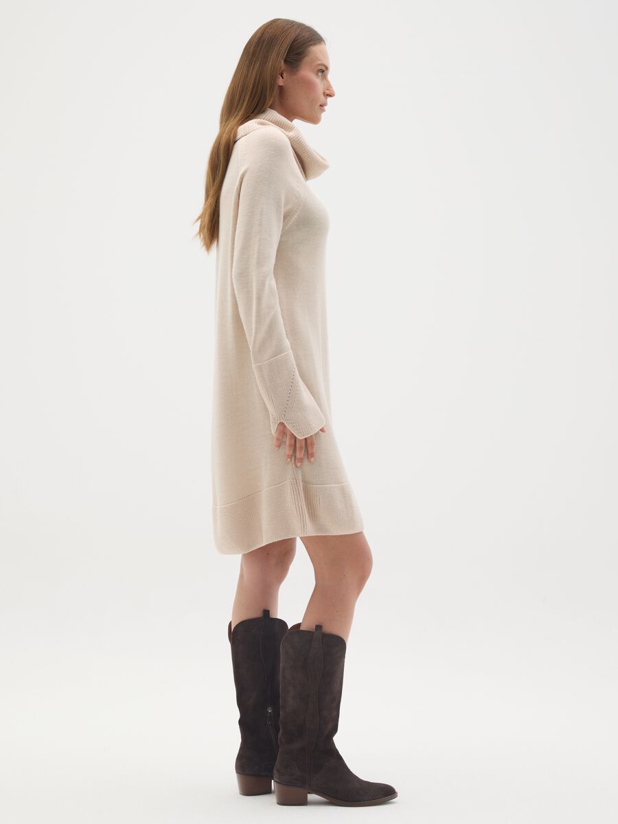 Vestito beige premaman con collo alto_1
