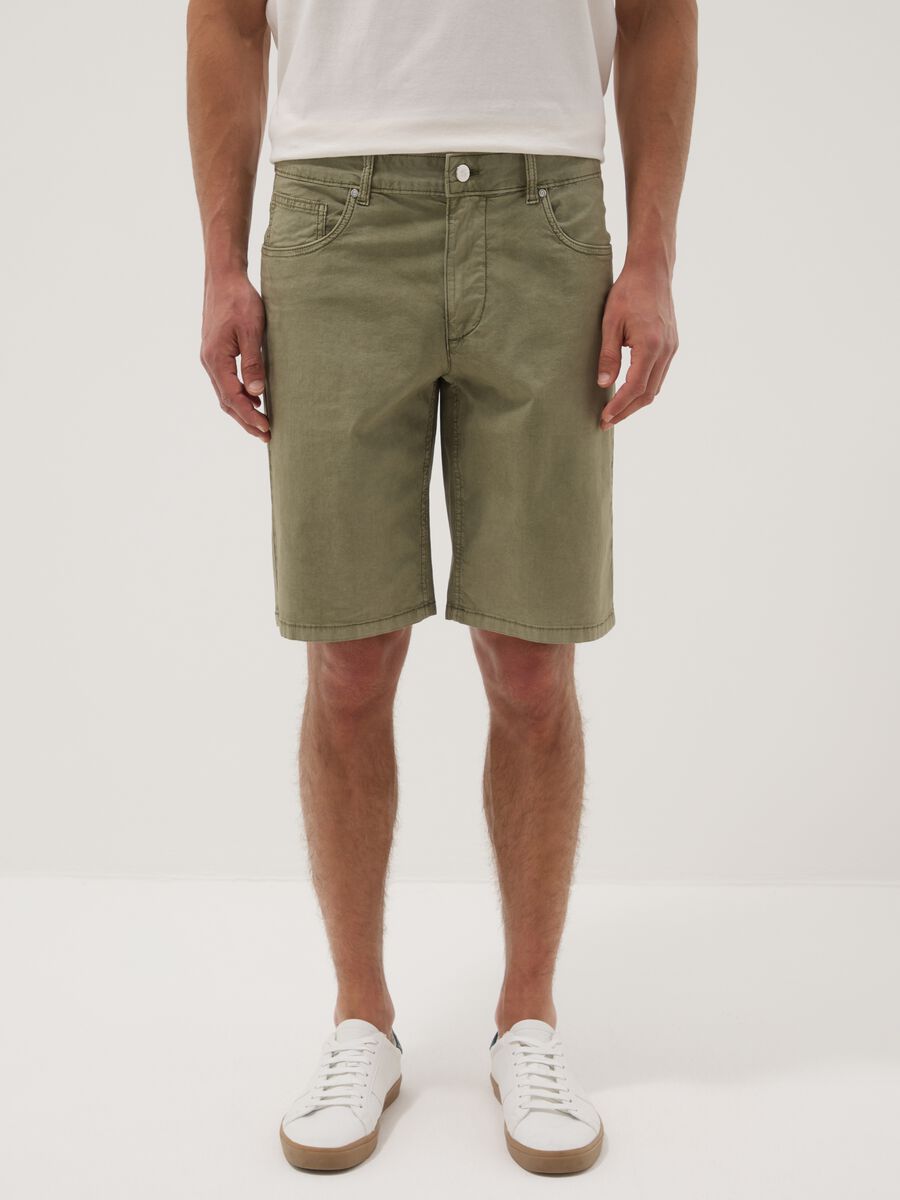 Green stretch cotton five-pocket Bermuda shorts_1