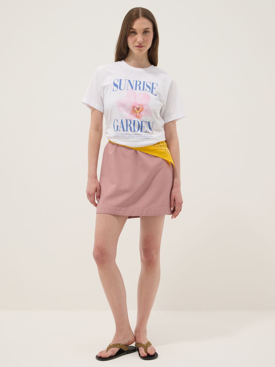 T-shirt bianca in puro cotone con stampa floreale regular fit_1