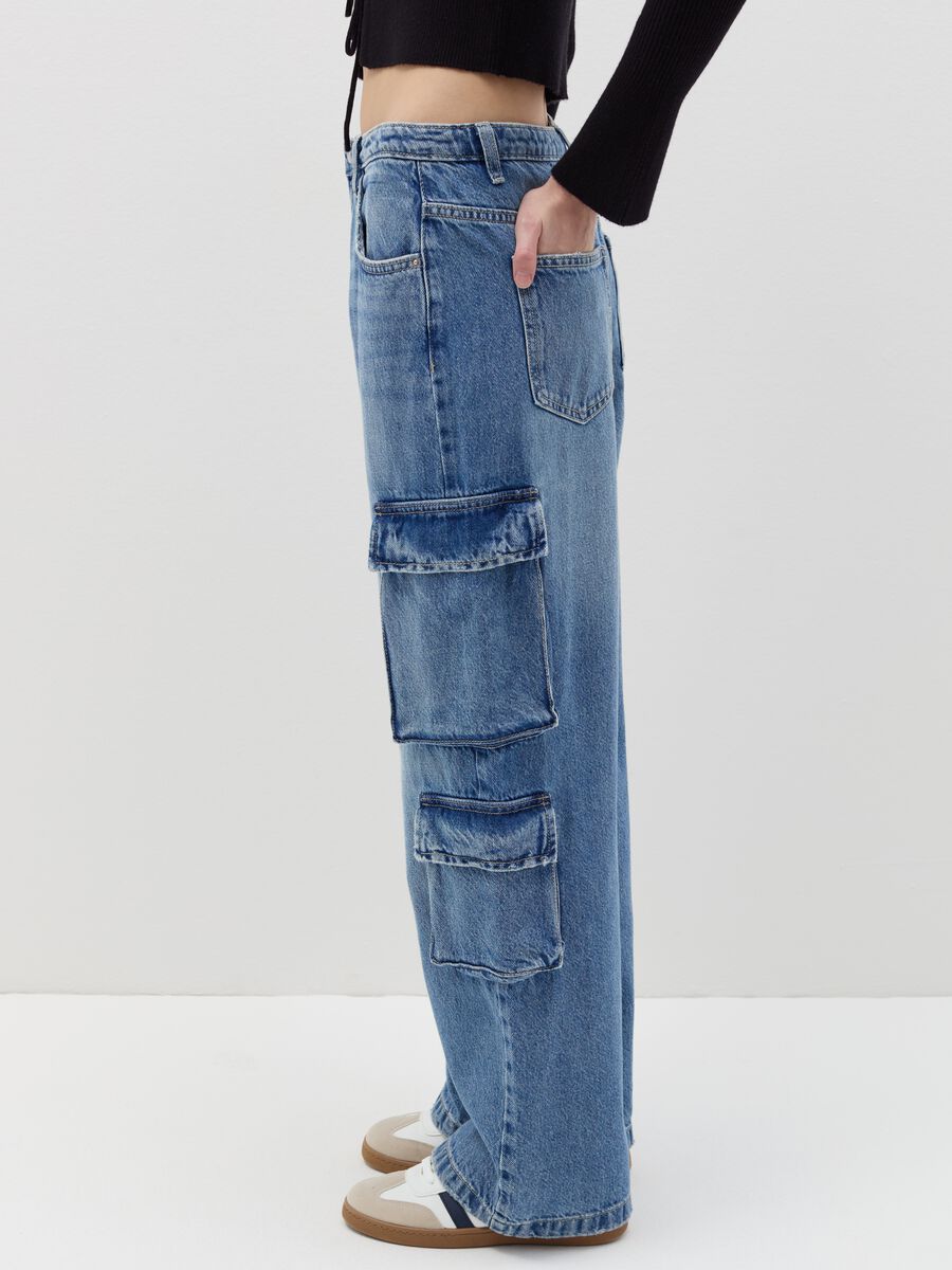 Acid wash cargo jeans with multiple pockets_2