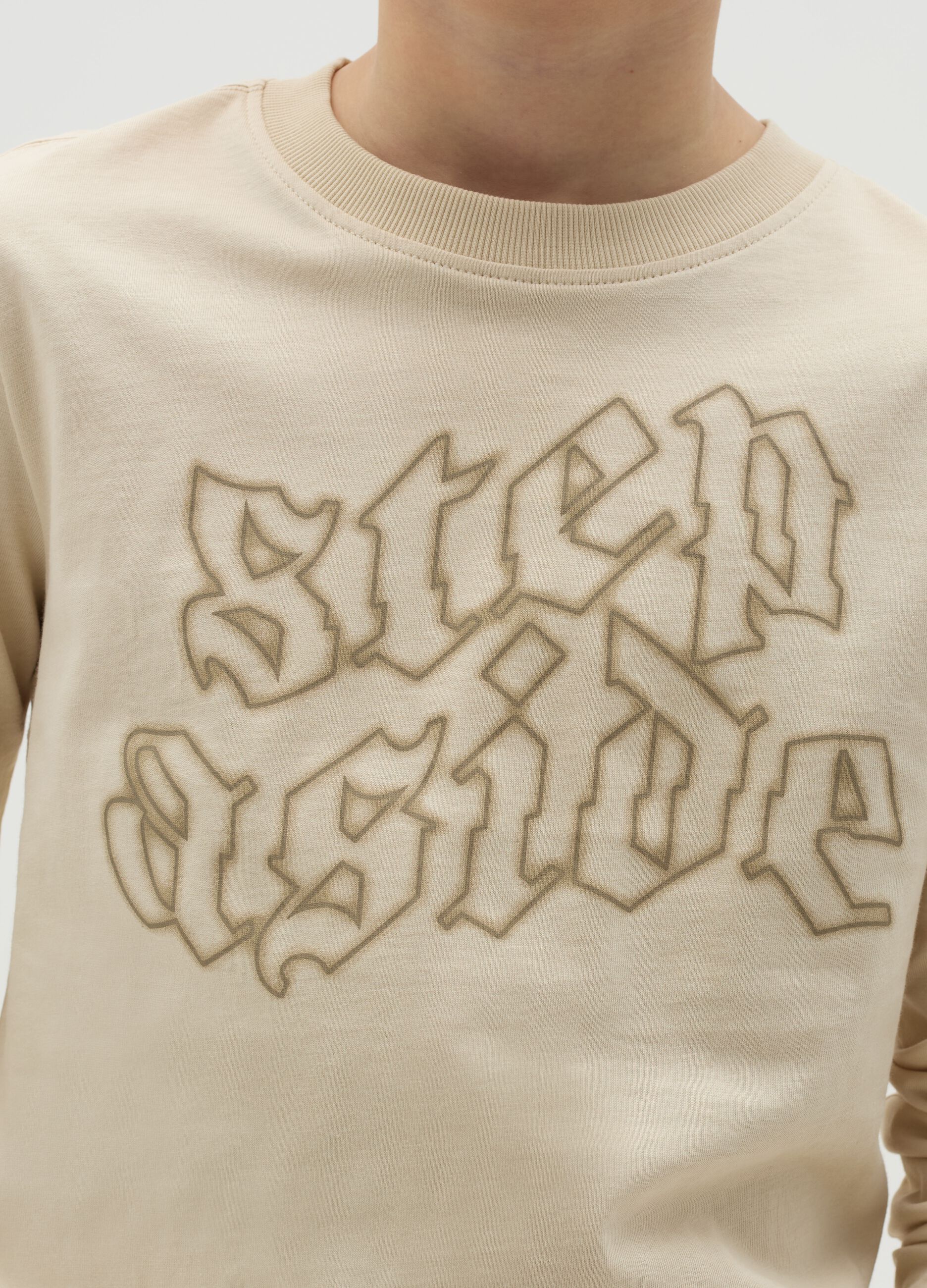 T-shirt with long sleeves and "Step Aside" print
