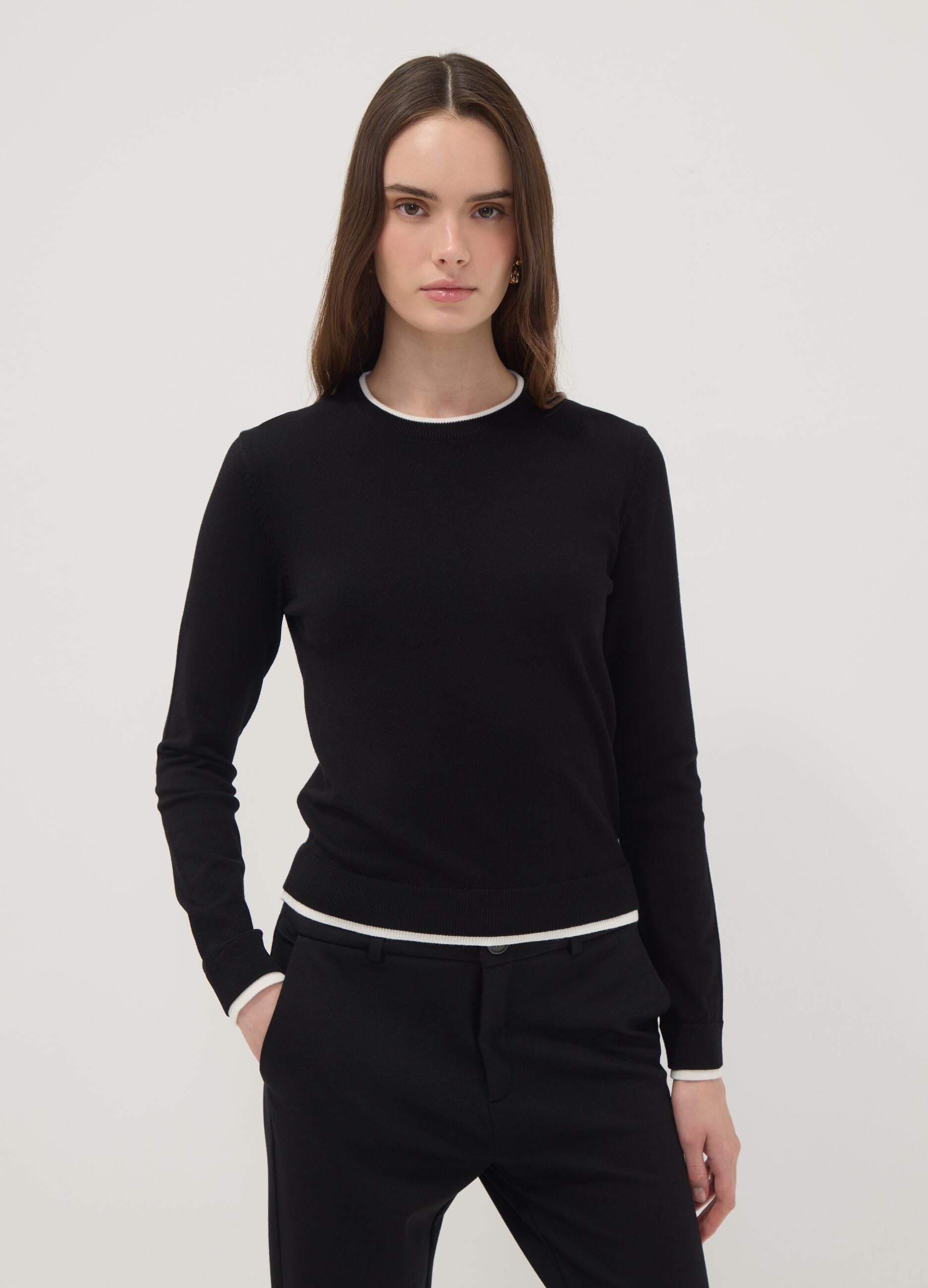 Maglia nera in misto viscosa a maniche lunghe