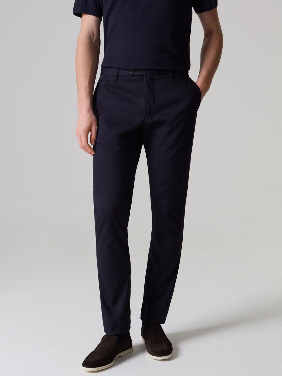 Contemporary chino trousers with five pockets_1