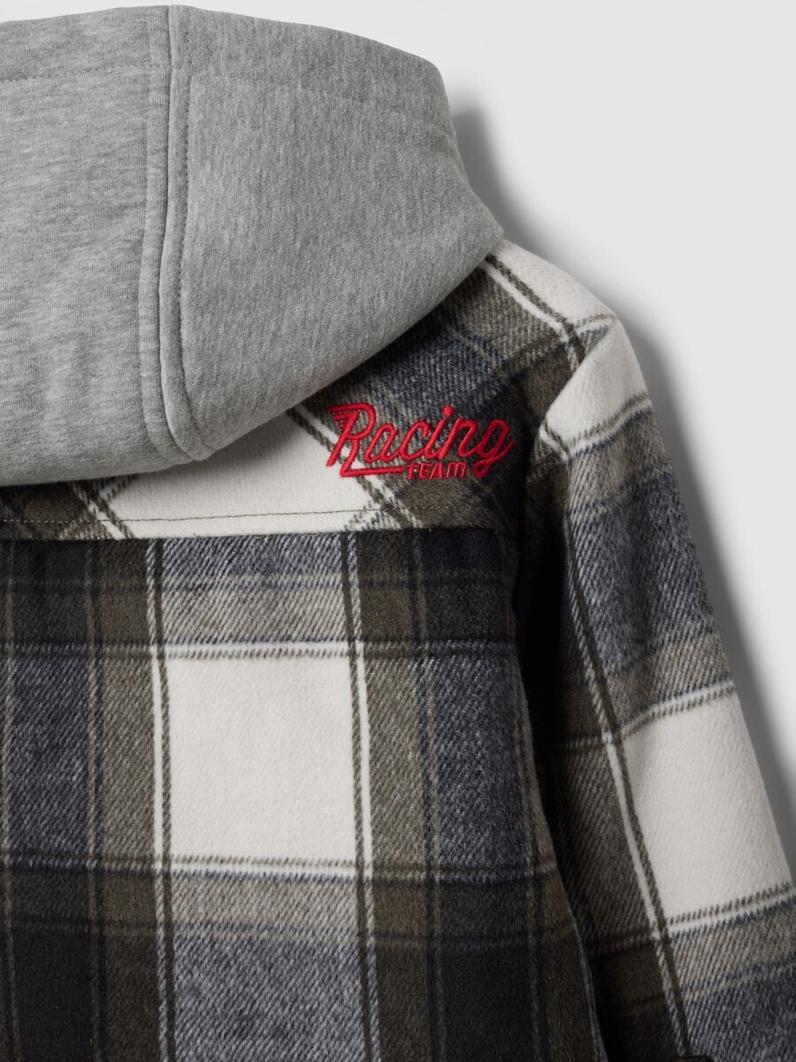 Shacket a quadri grigia con cappuccio e imbottitura_3