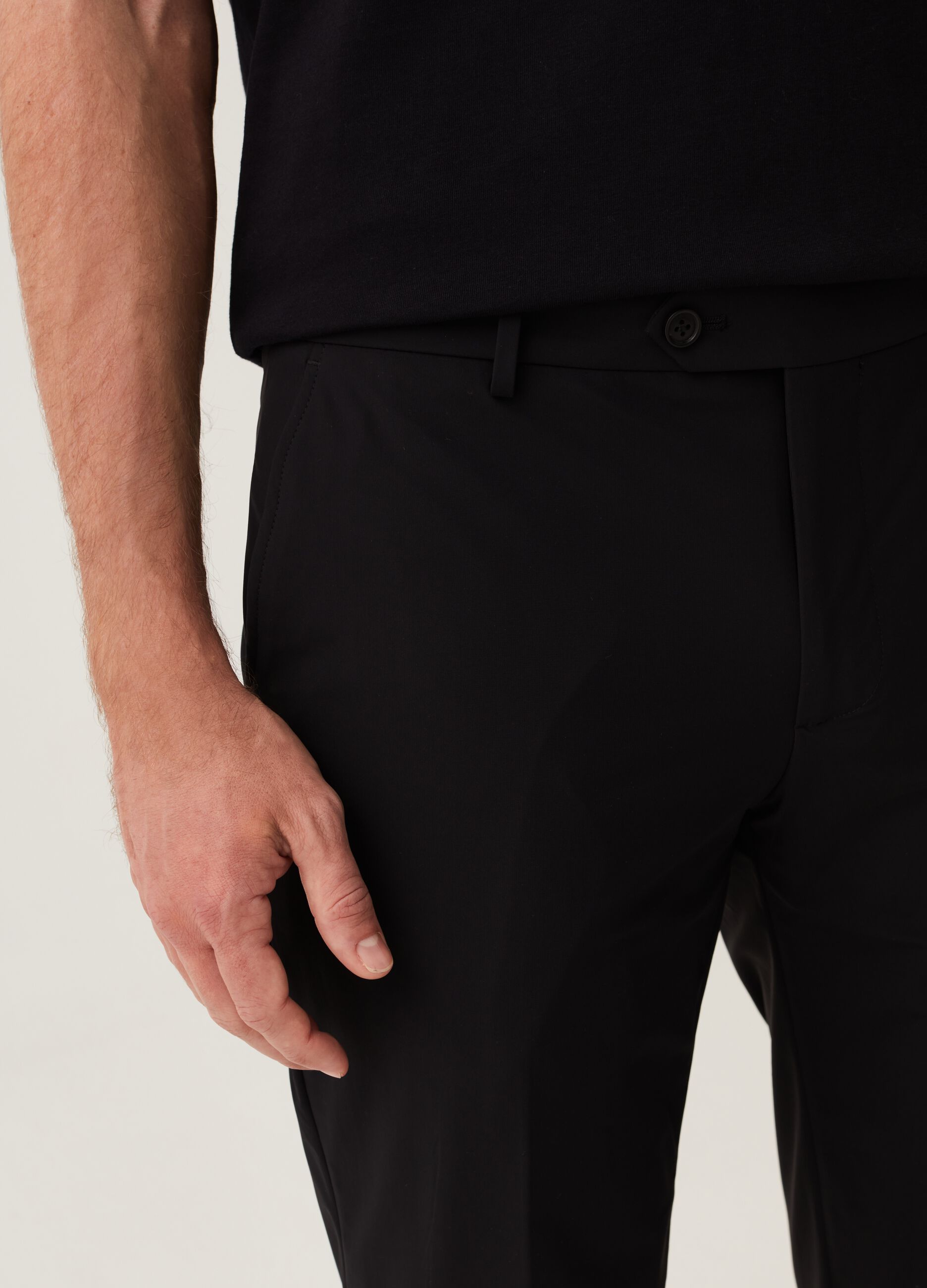 Pantalone slim fit in tessuto tecnico nero