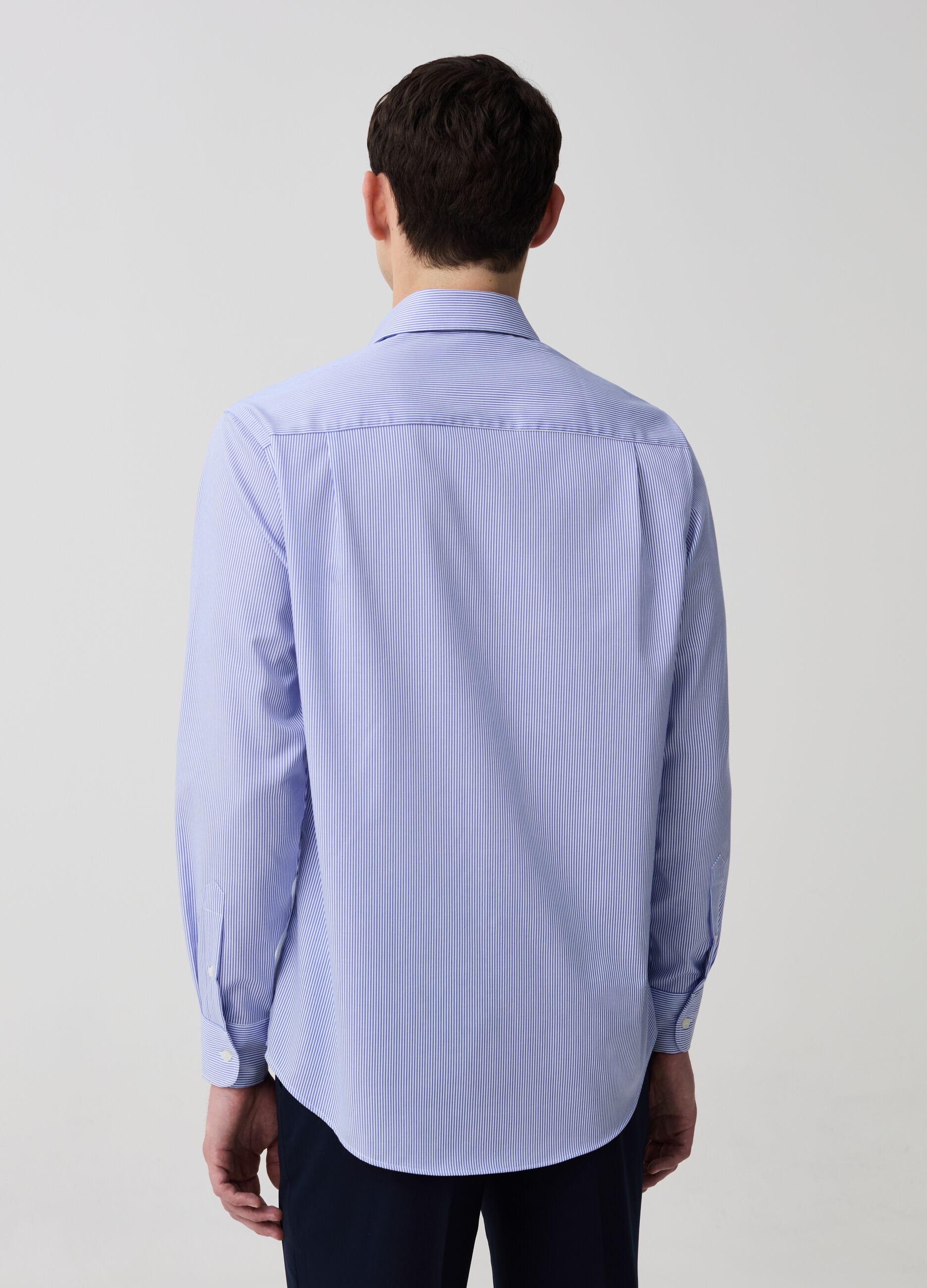 Regular-fit no-iron shirt with slim stripes