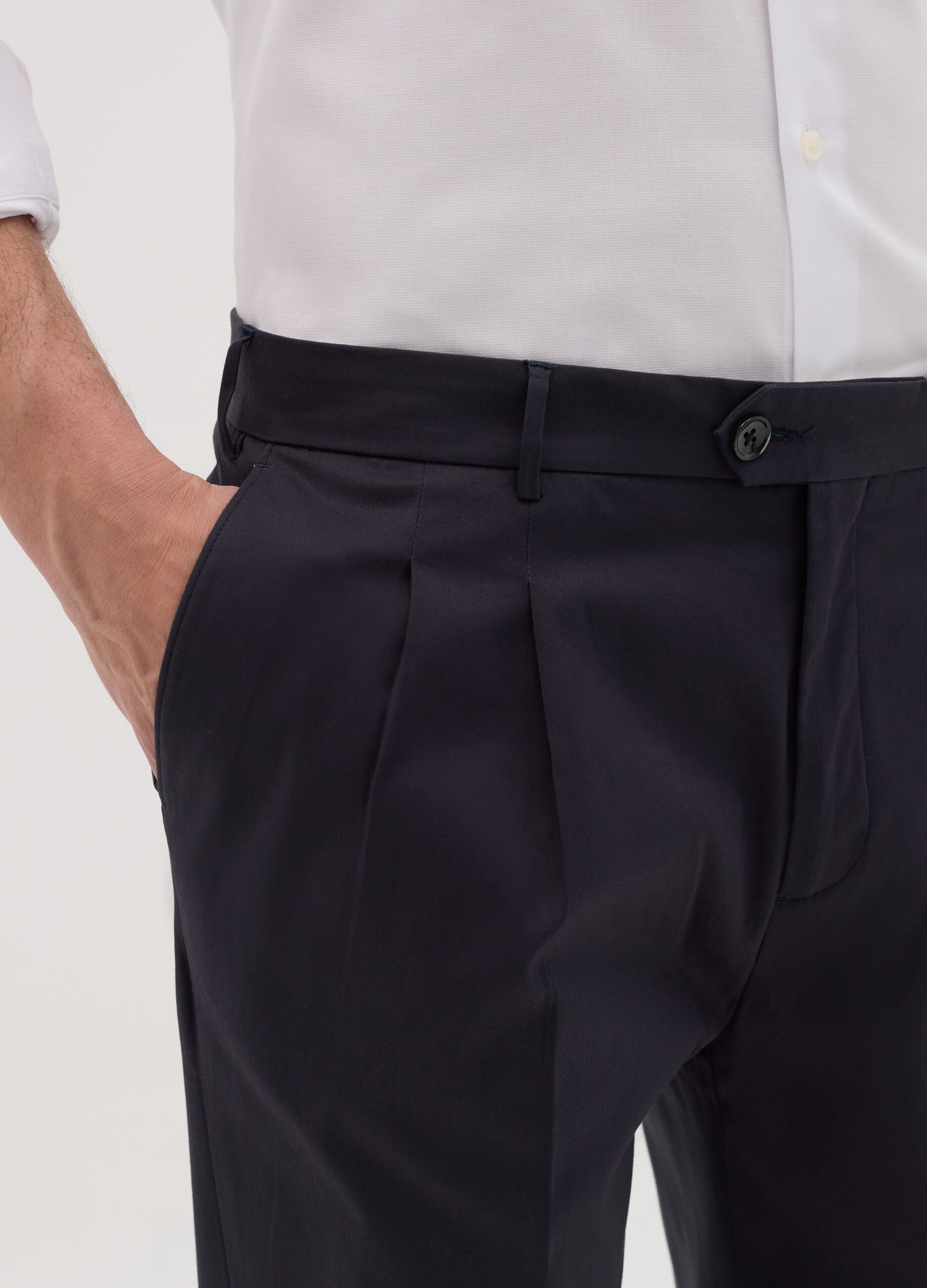 Men’s trousers in blue stretch cotton with carrot fit