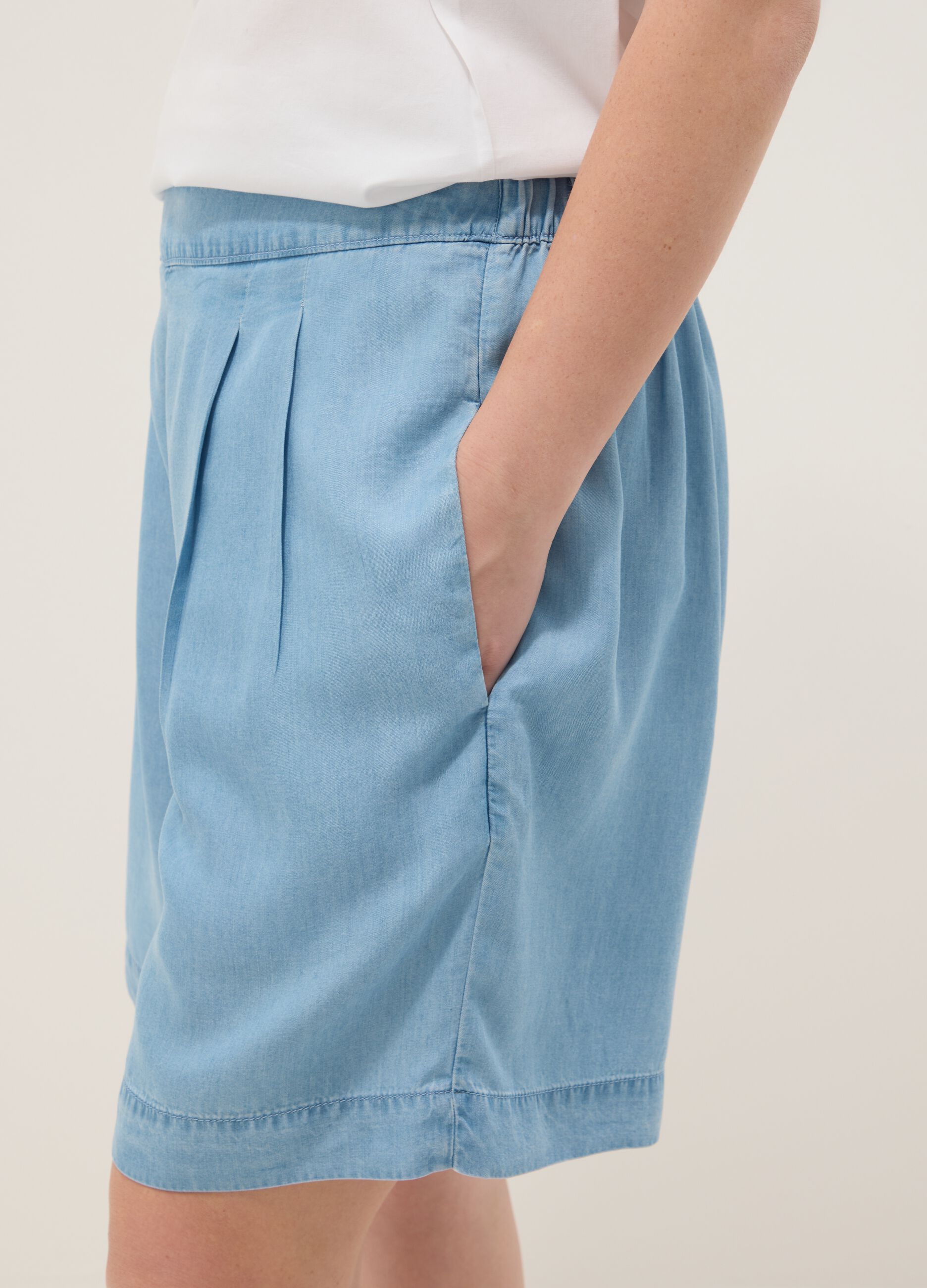Light blue pure lyocell shorts with elasticated waist, relaxed fit
