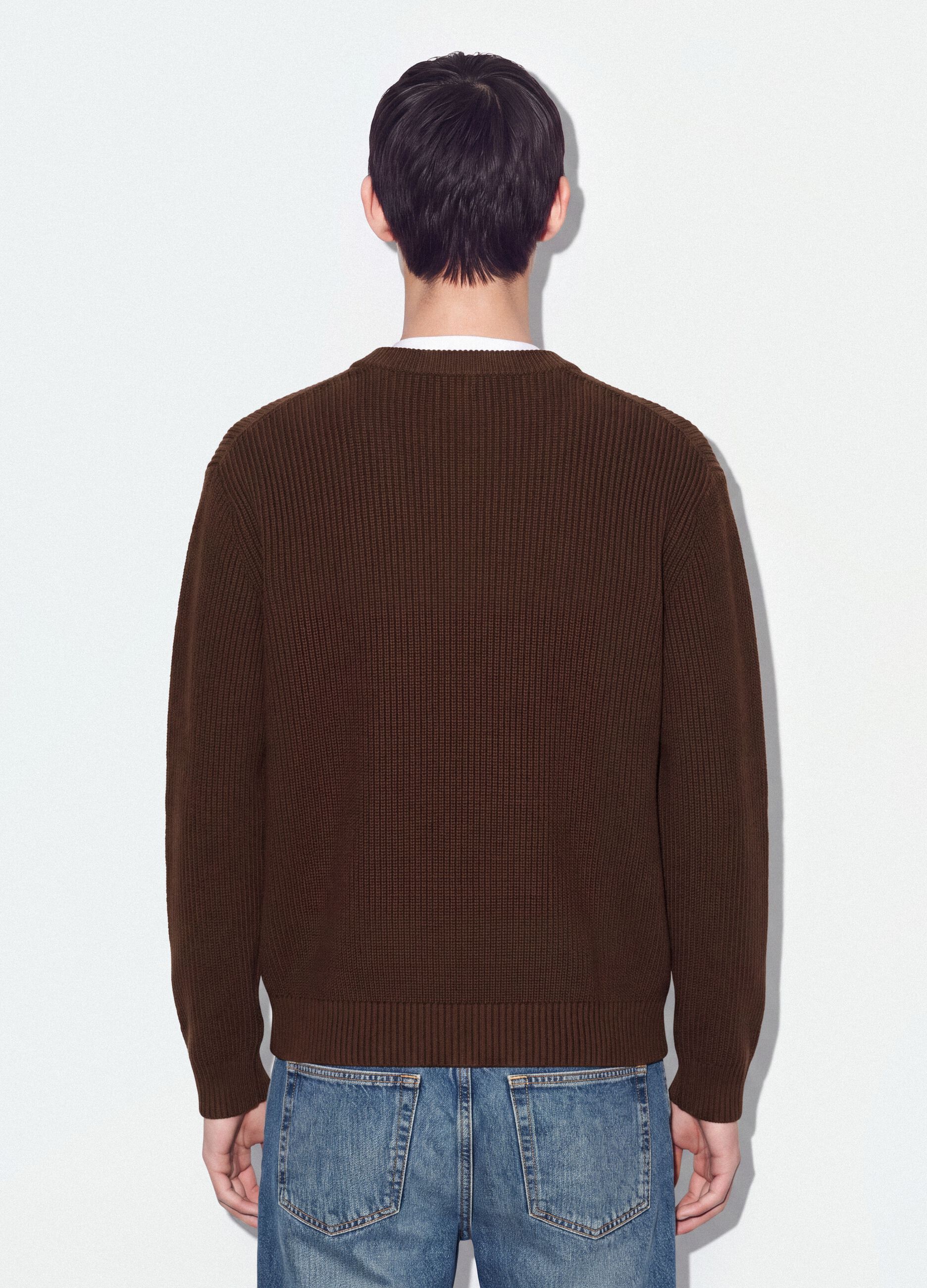 Maglia marrone in puro cotone con scollo profondo a V regular fit