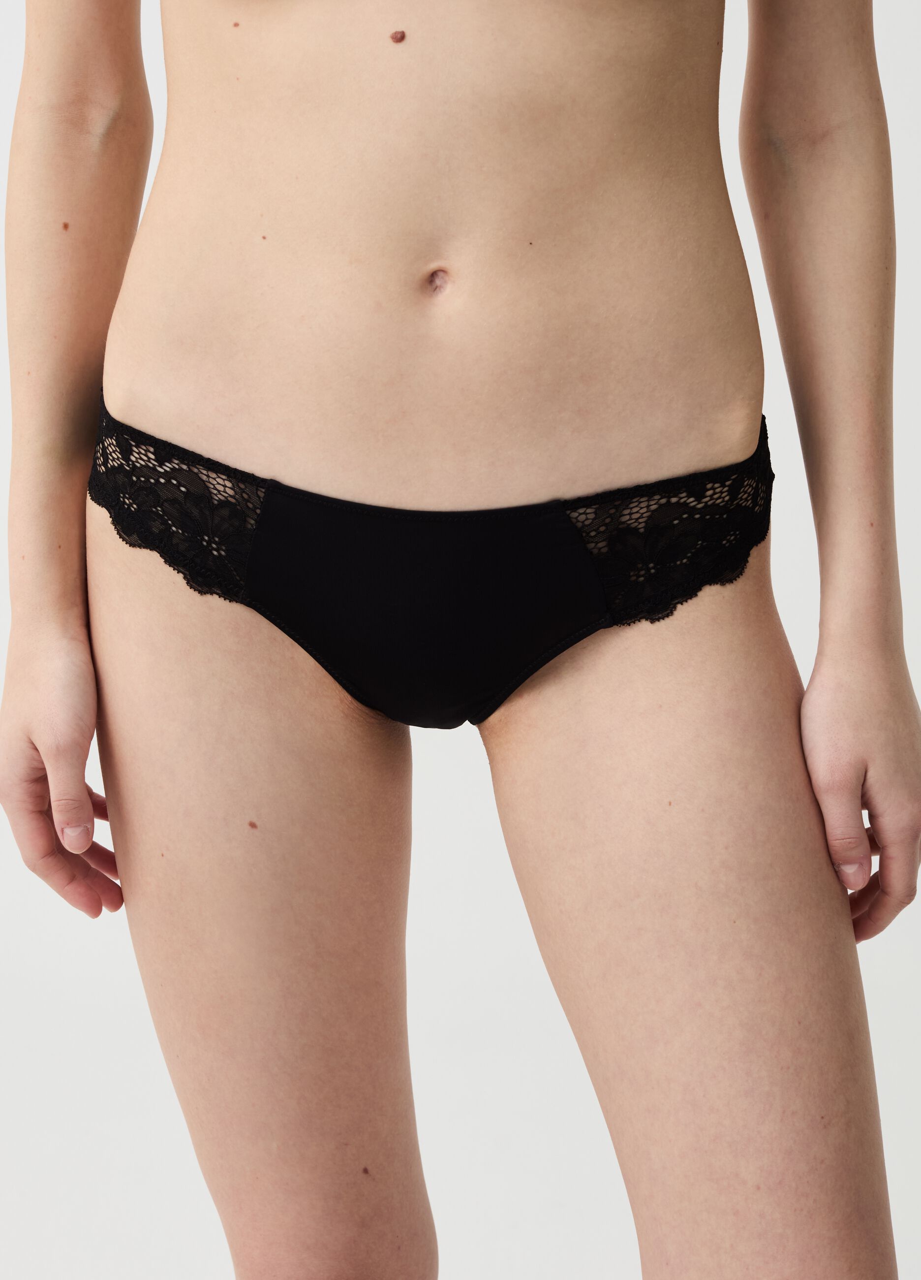 Lace briefs with microfibre front