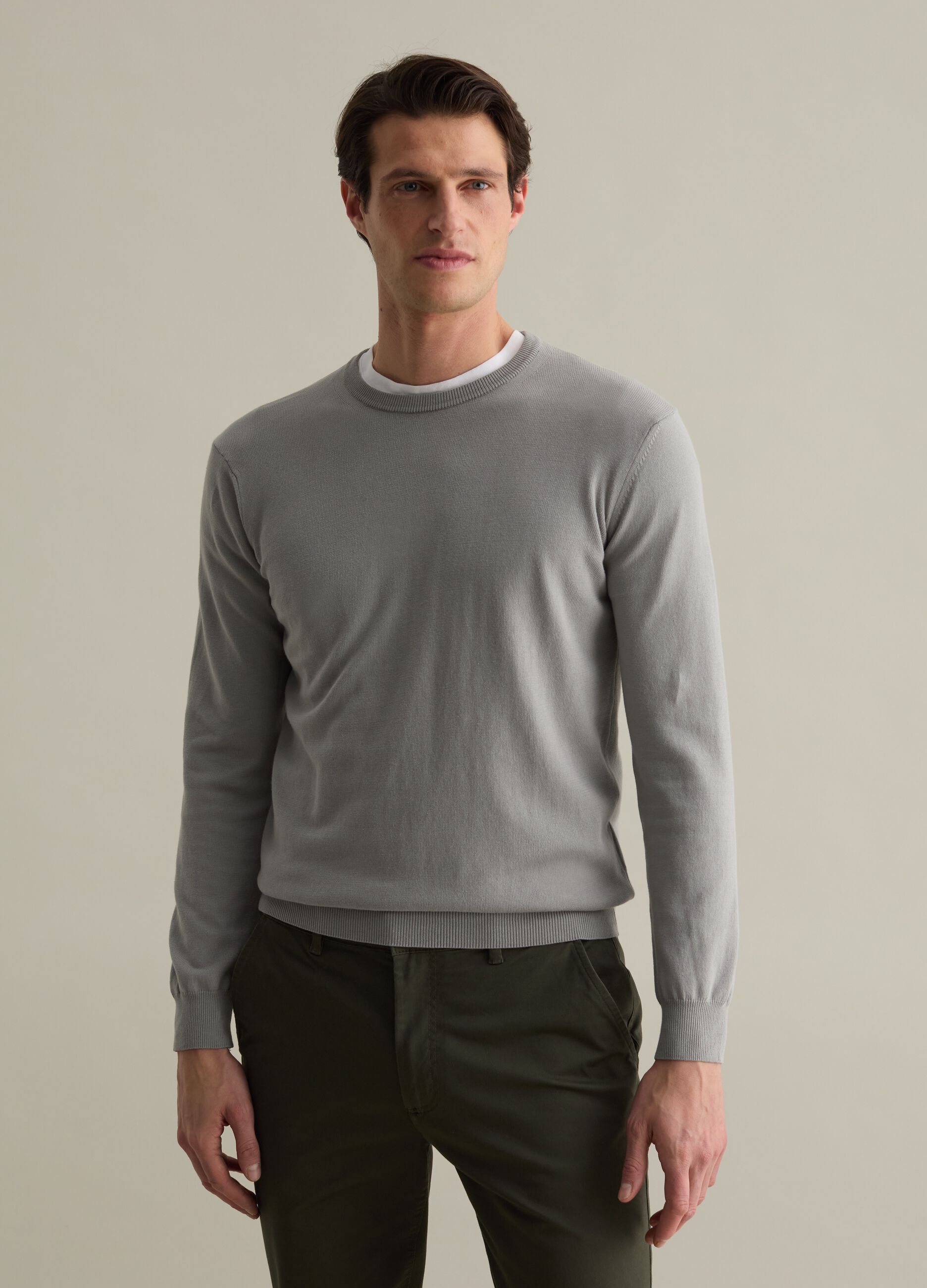 Solid colour pullover with round neck