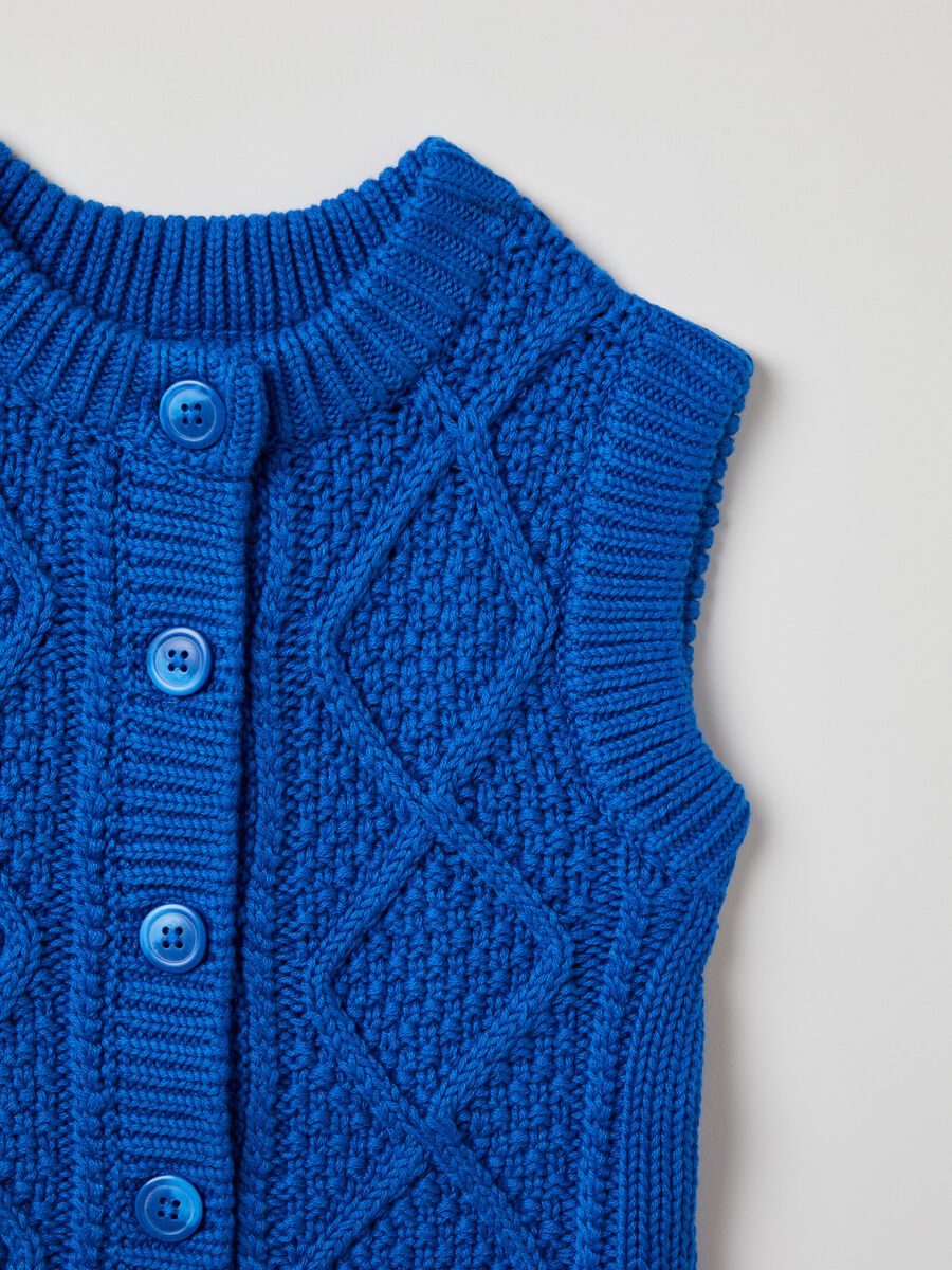 Cardigan smanicato in maglia_5