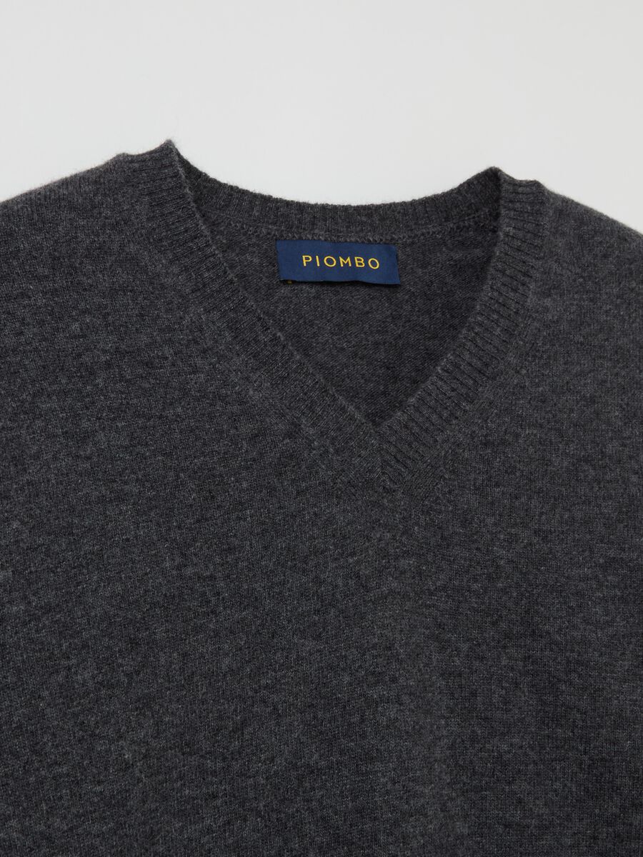 Lambswool pullover with V neck_5