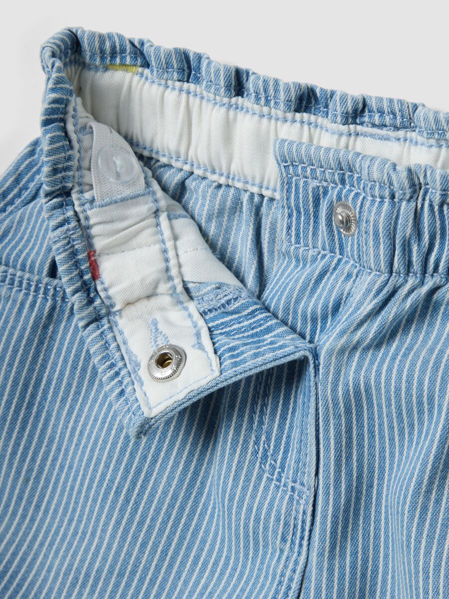 Shorts in misto cotone azzurri a righe da bimba con ricami ciliegia_2