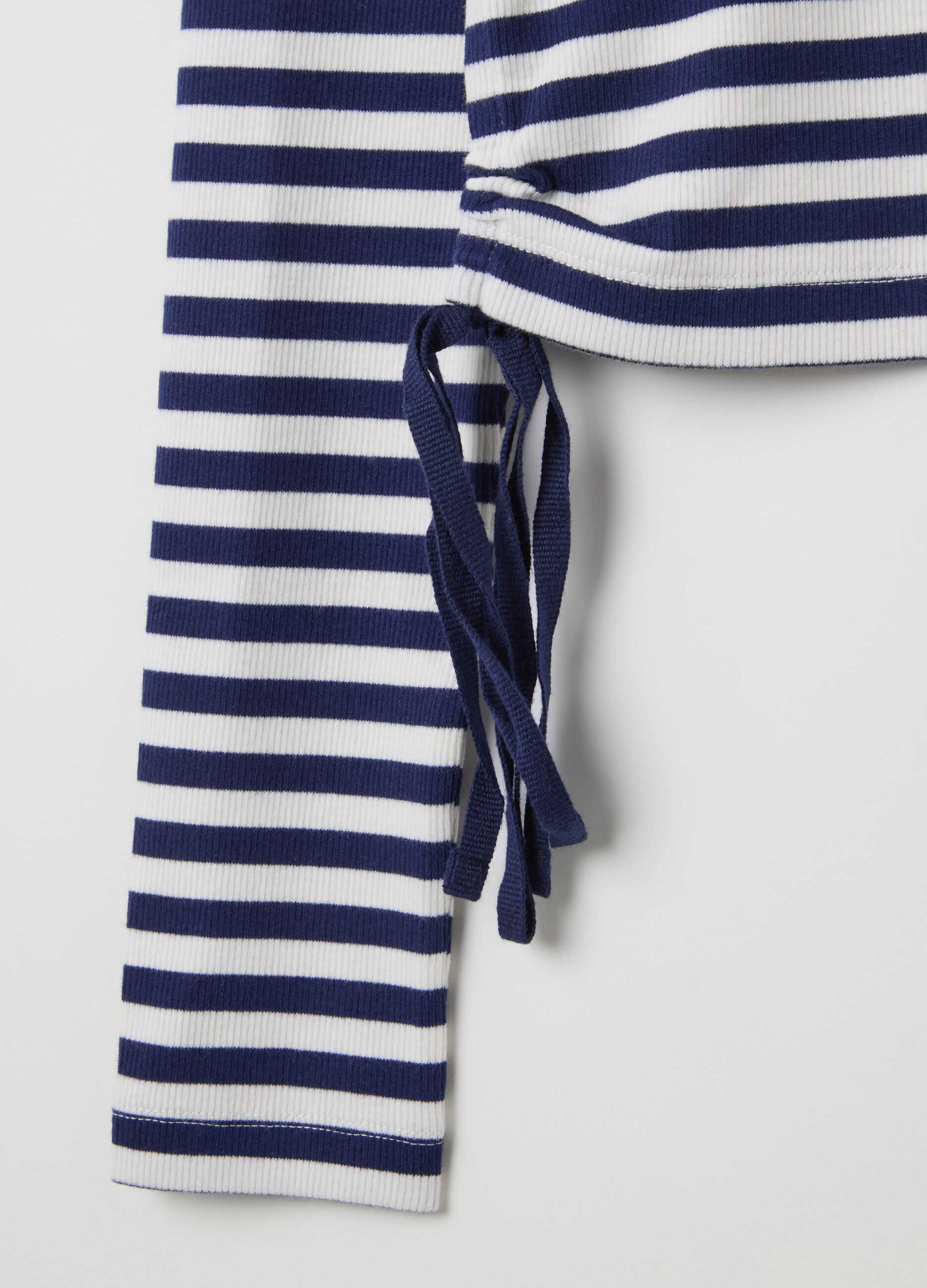 T-shirt crop con laccetti