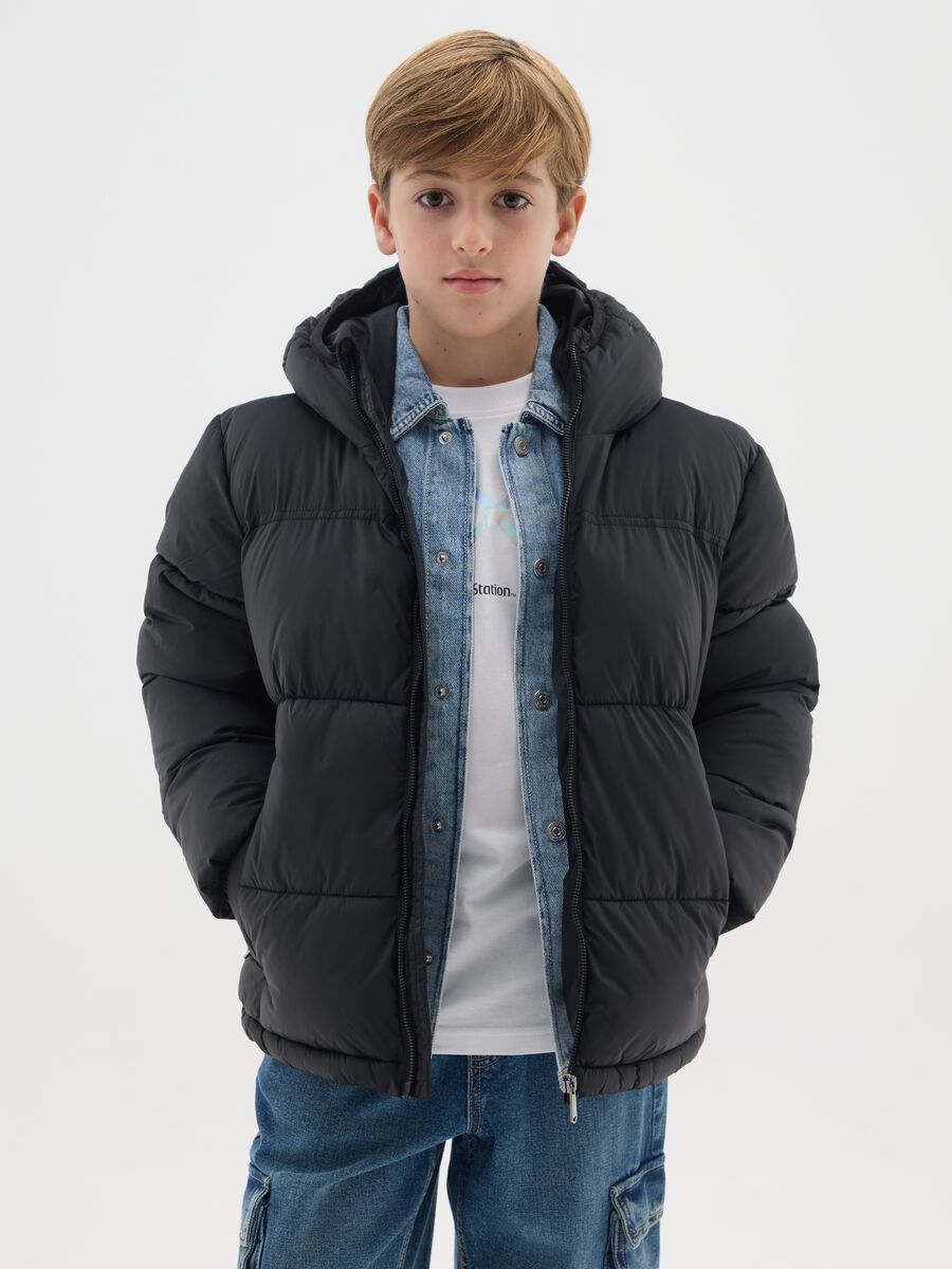 Piumino The Iconic Puffer nero da ragazzo con cappuccio_1