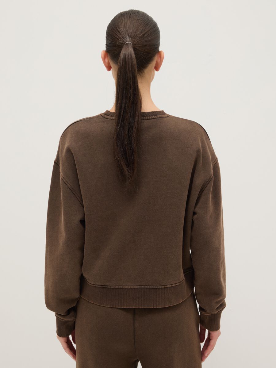 Felpa girocollo marrone in misto cotone regular fit con scritta_3