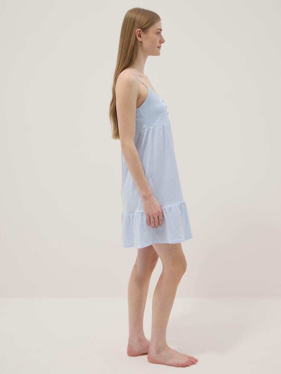 Camicia da notte in puro cotone a righe bianche e azzurre con spalline_1
