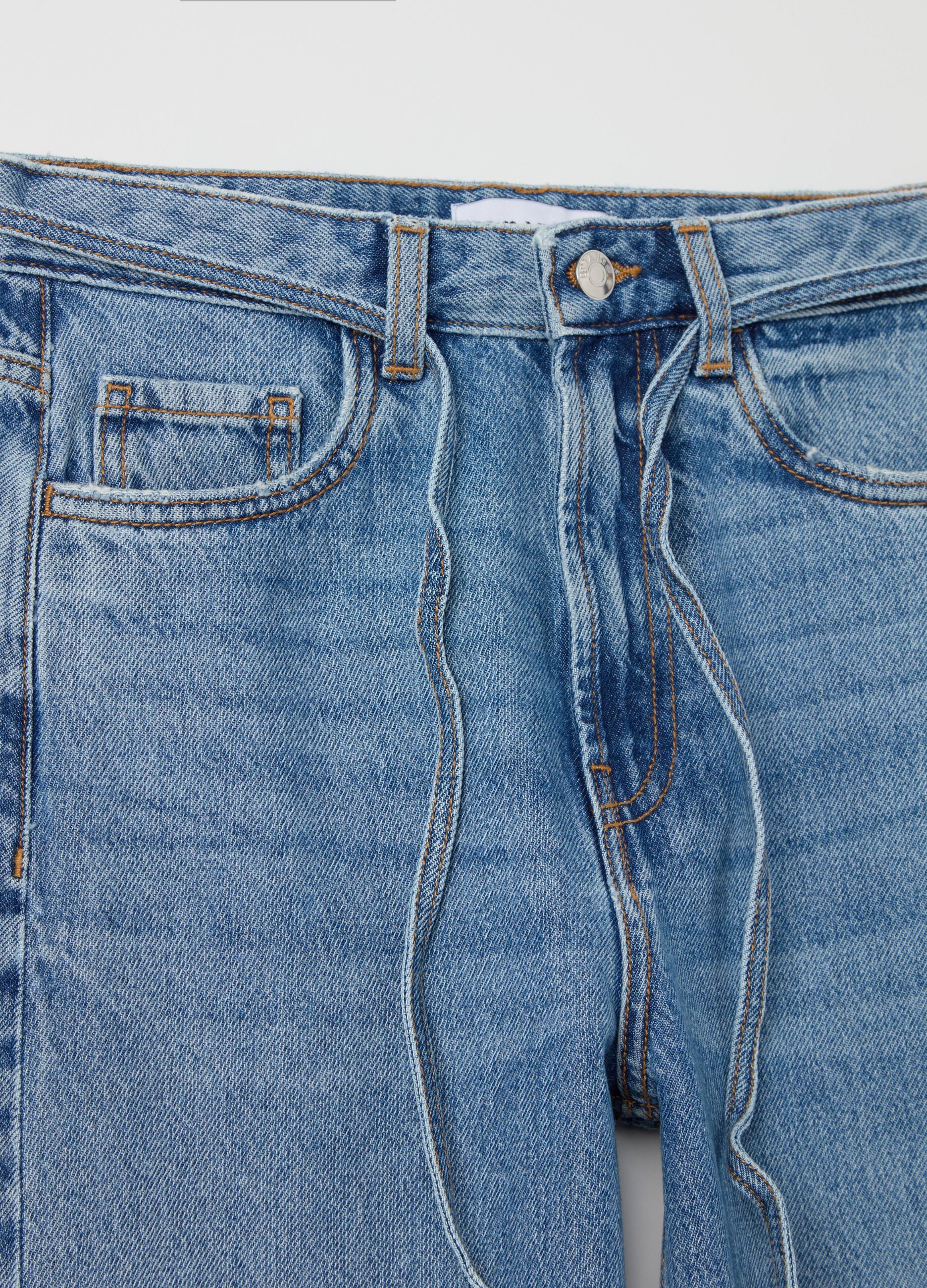Jeans a gamba larga con cintura sottile