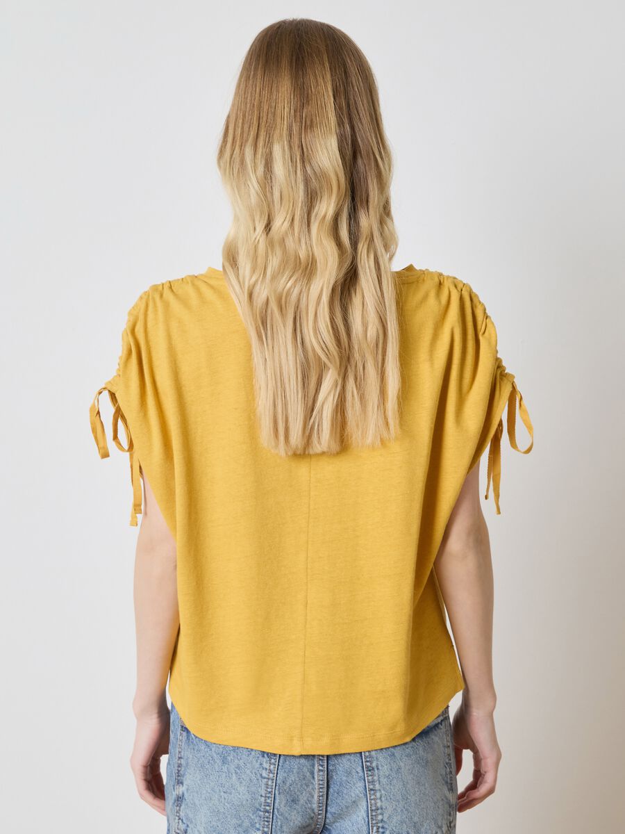 T-shirt with gathered sleeves_3