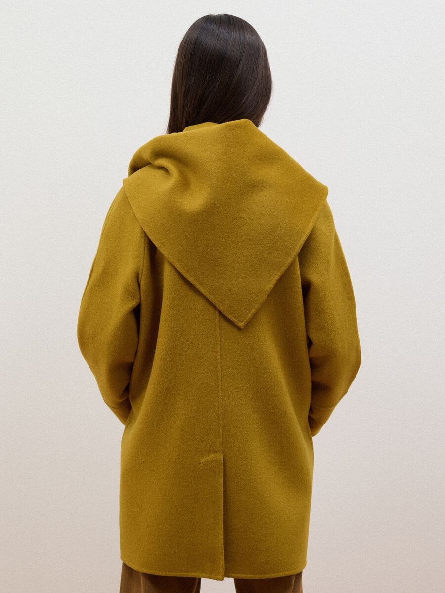 Cappotto giallo in misto lana con chiusura a bottoni_3