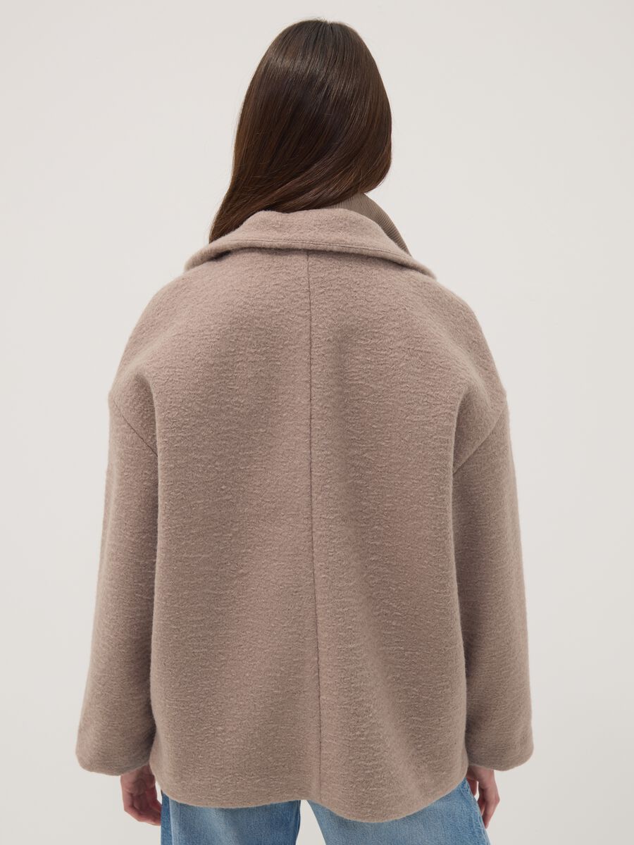 Giacca beige regular con collo alto e tasche applicate_3