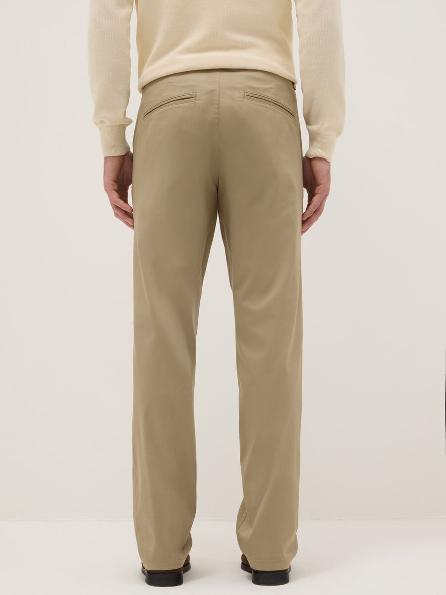 Beige stretch cotton chino trousers with a regular fit_2