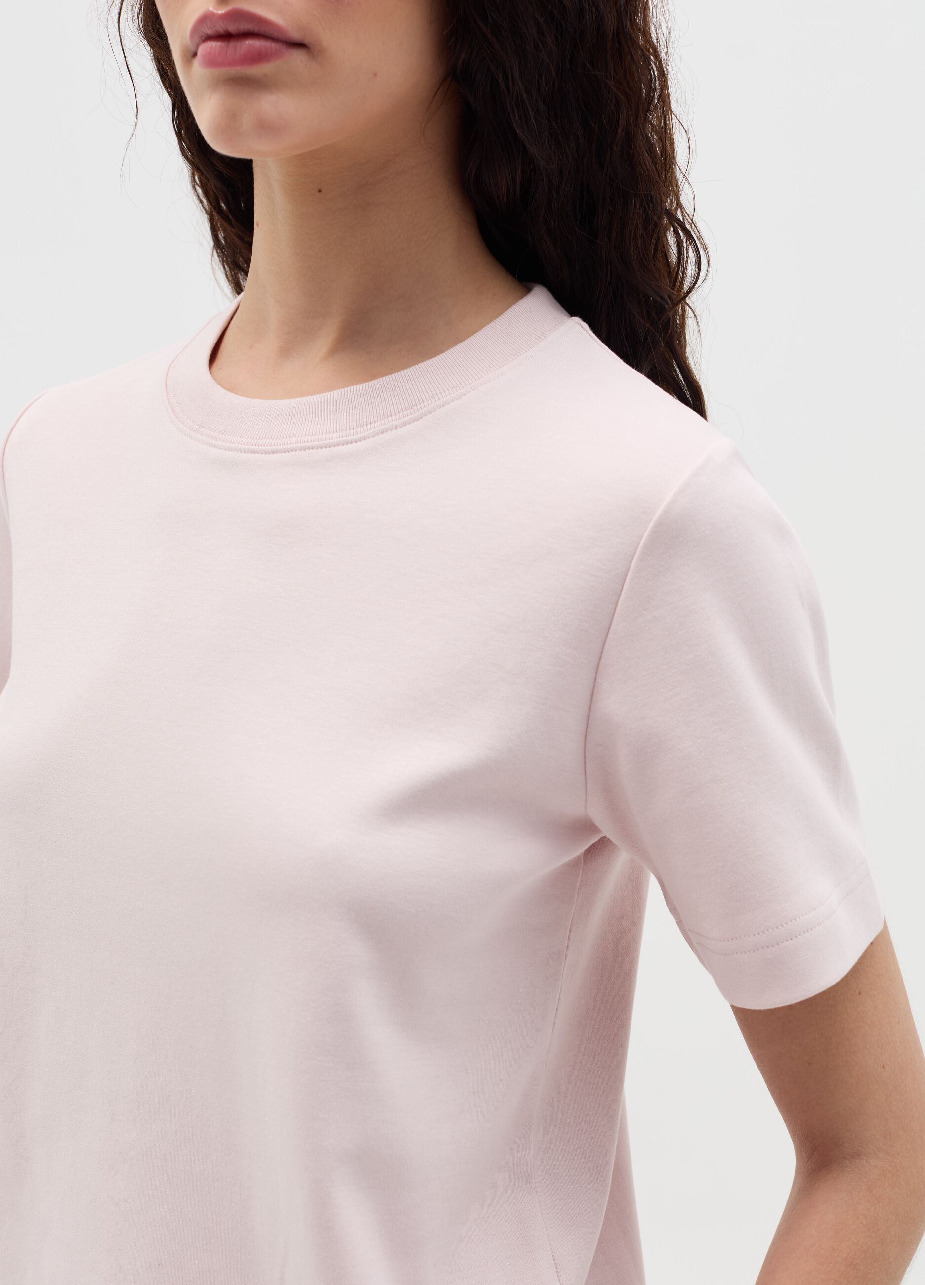 Solid colour T-shirt with round neck