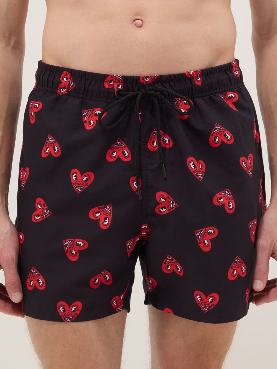 Boxer da mare neri con stampe cuori Keith Haring_1