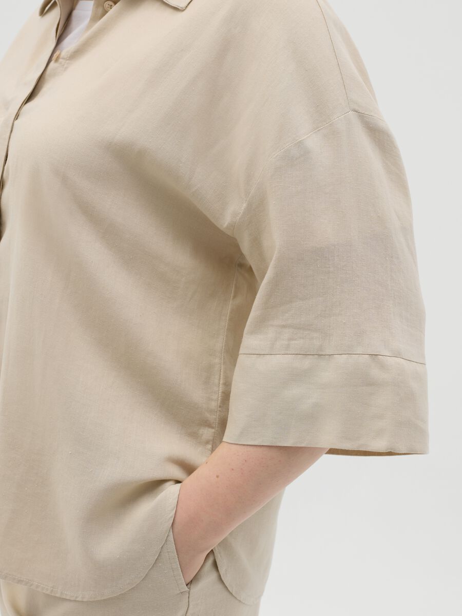 Curvy grey pinstriped shirt with kimono sleeves_3