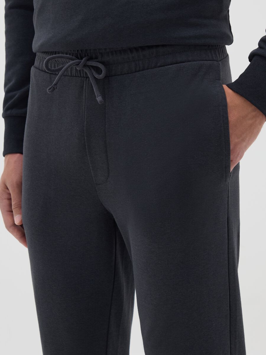 Men's Black Cotton Blend Regular Fit Joggers_2