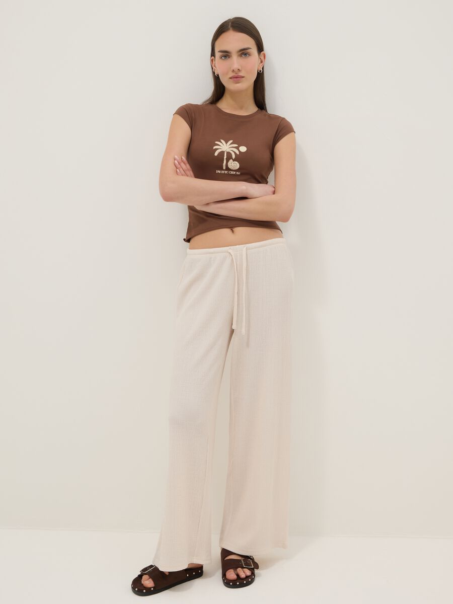 T-shirt fitted in cotone elasticizzato marrone con stampa_2