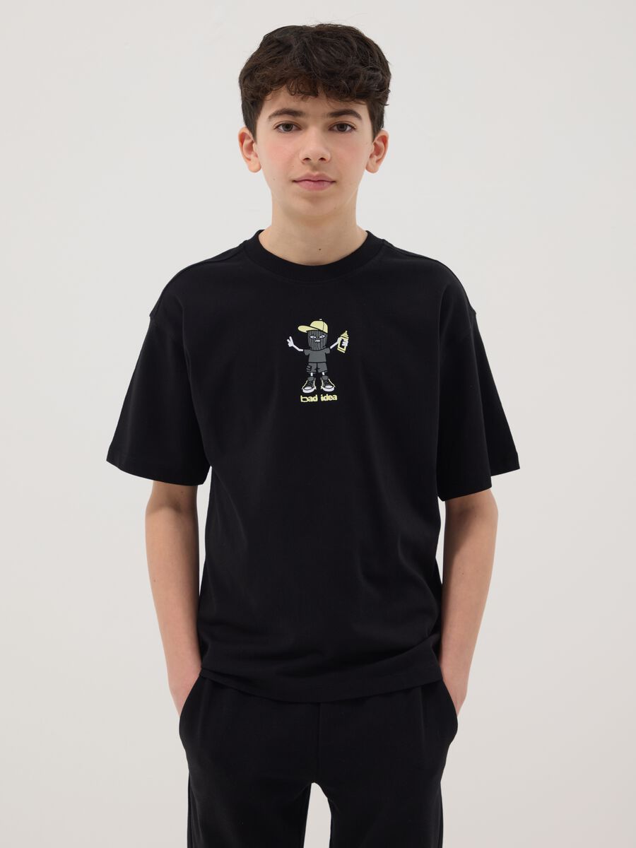T-shirt in puro cotone nero da ragazzo oversize fit con stampa_0