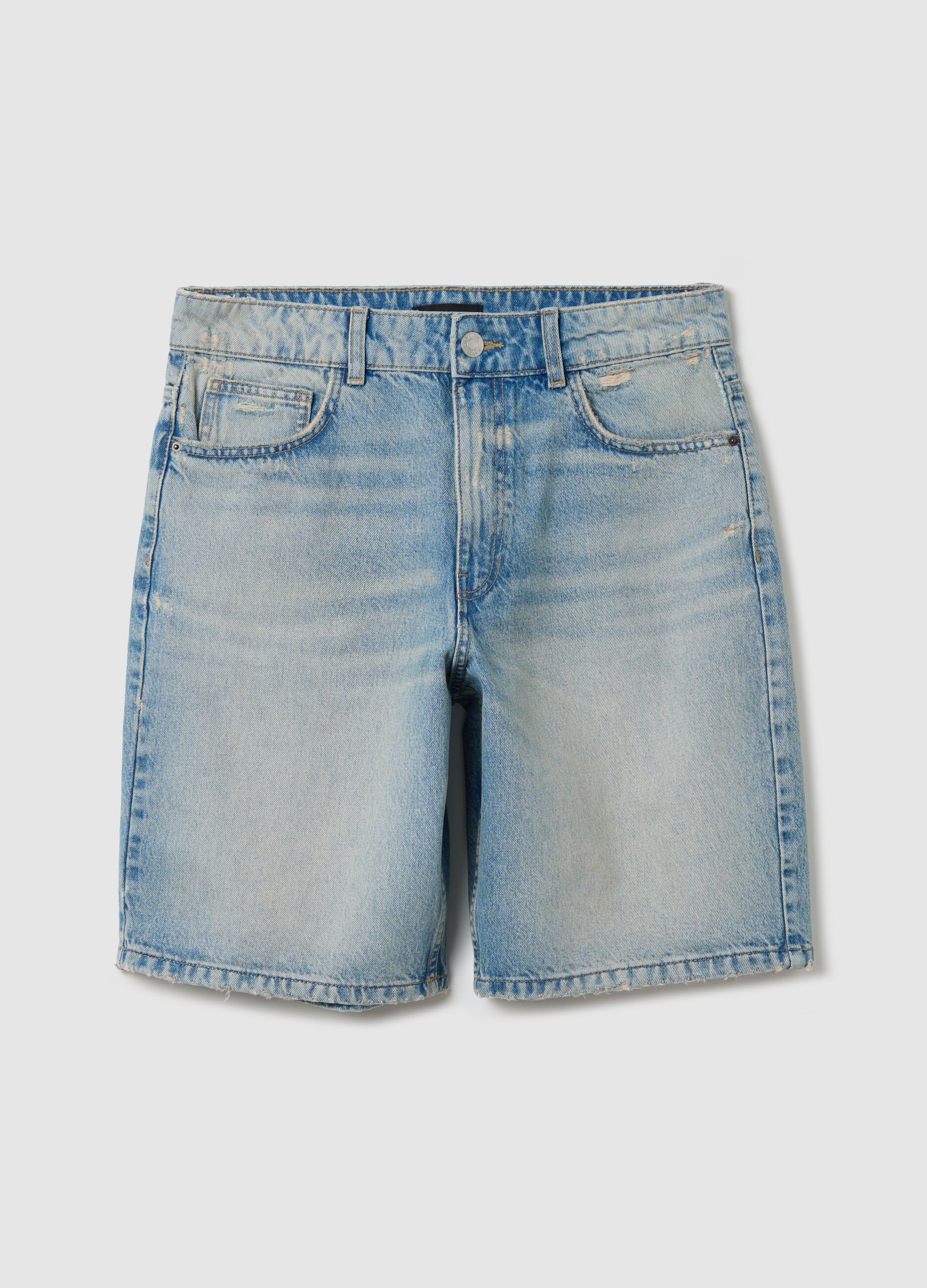 Shorts in denim blu con dettagli strappati