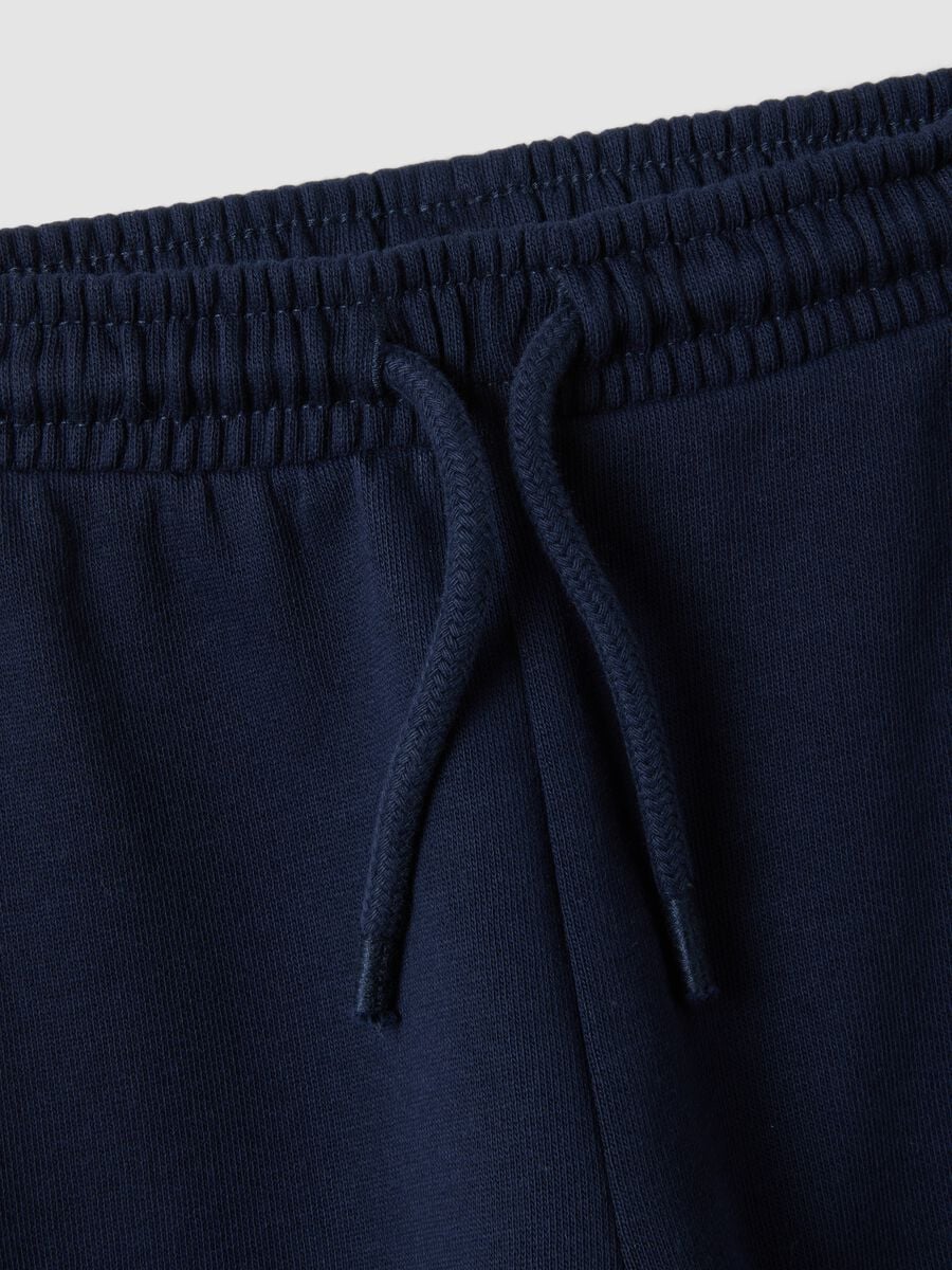 Pantaloni jogger blu in puro cotone organico con coulisse per bimbo_3
