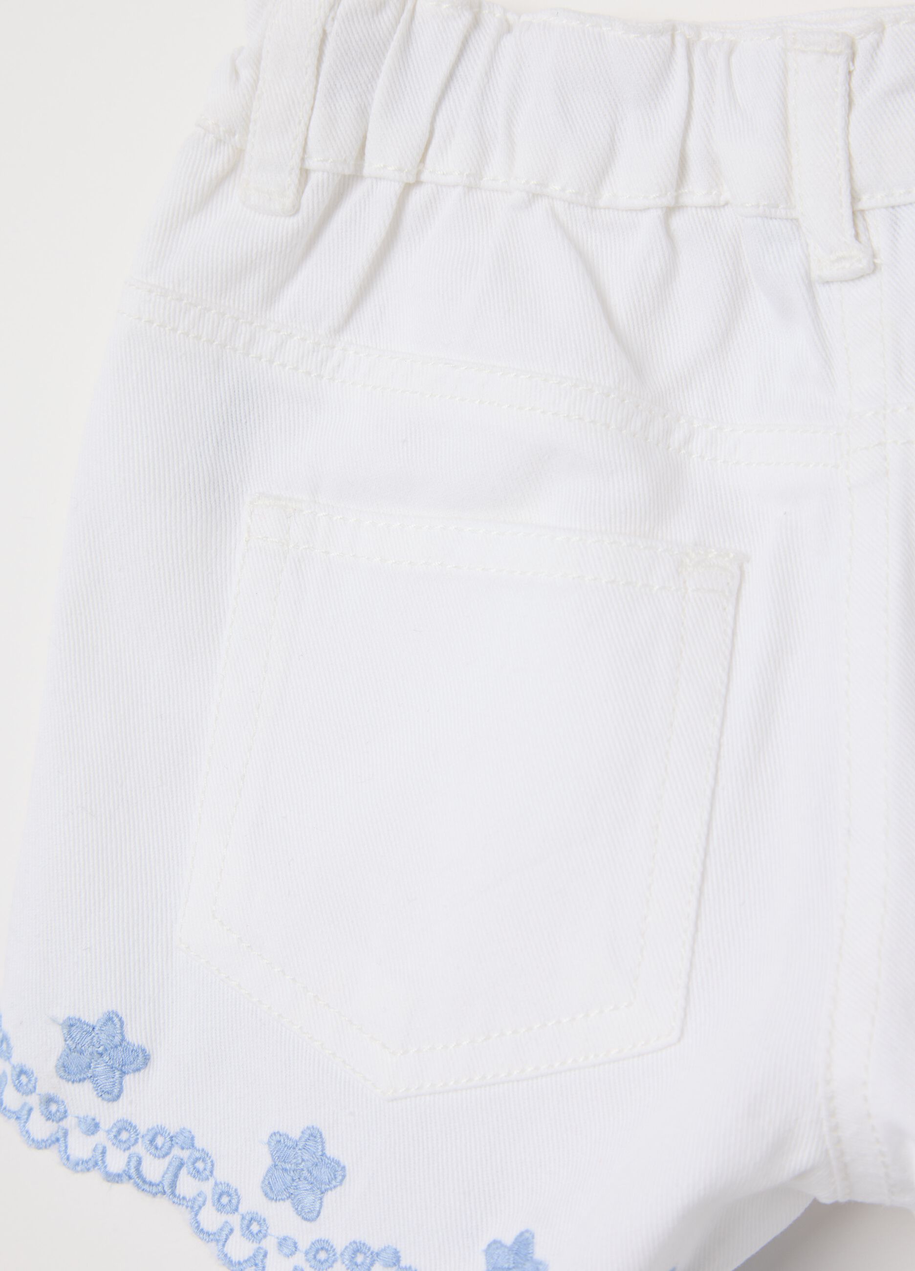White shorts with floral embroidery in cotton