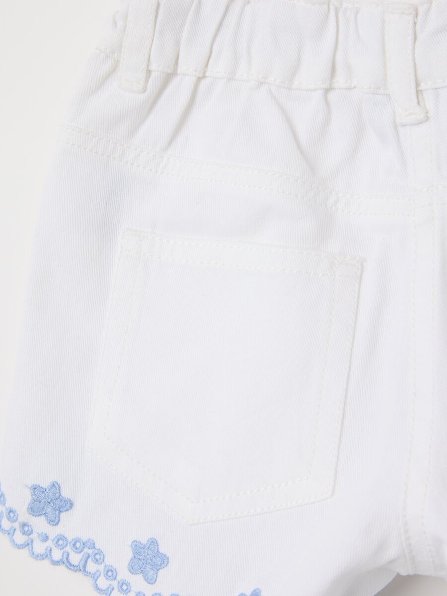 White shorts with floral embroidery in cotton_3