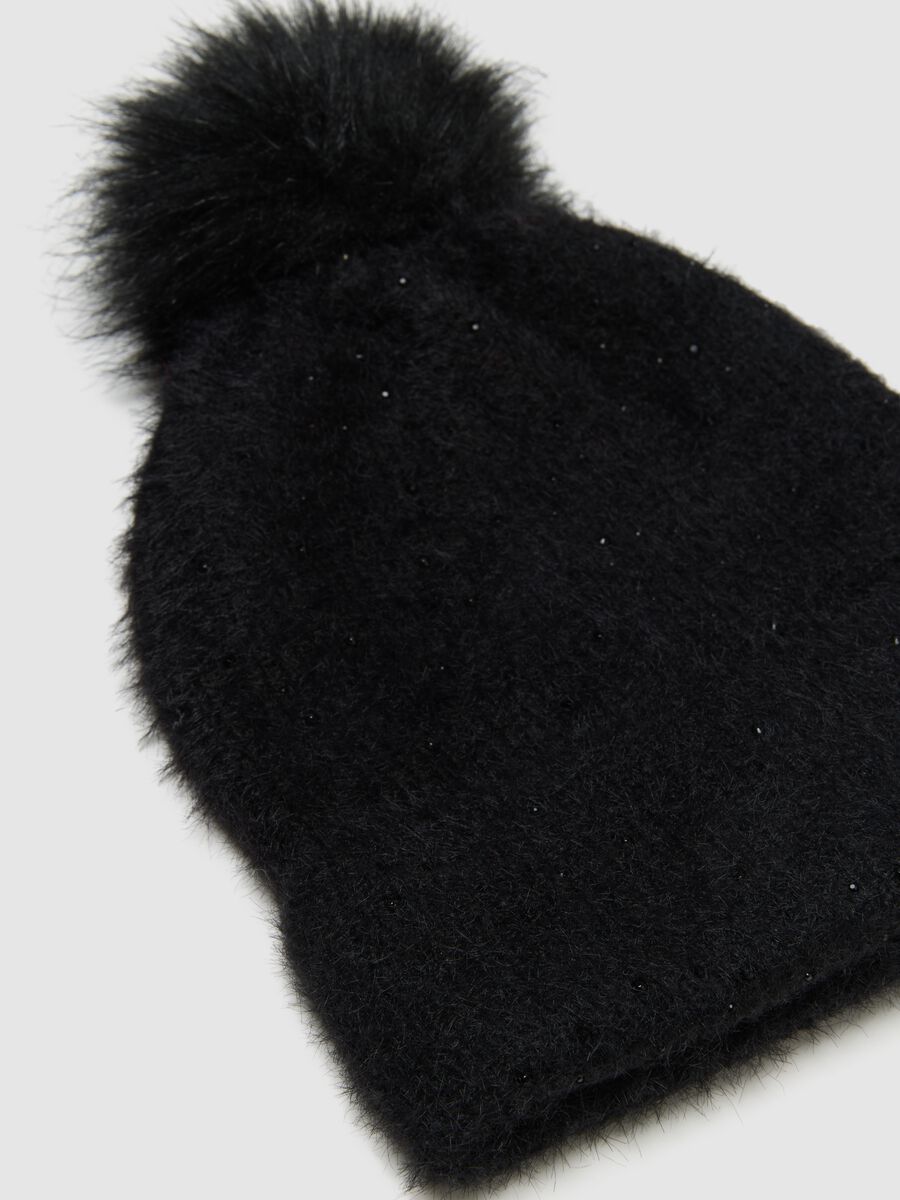 Black hat with pompom and sparkling decorations_2
