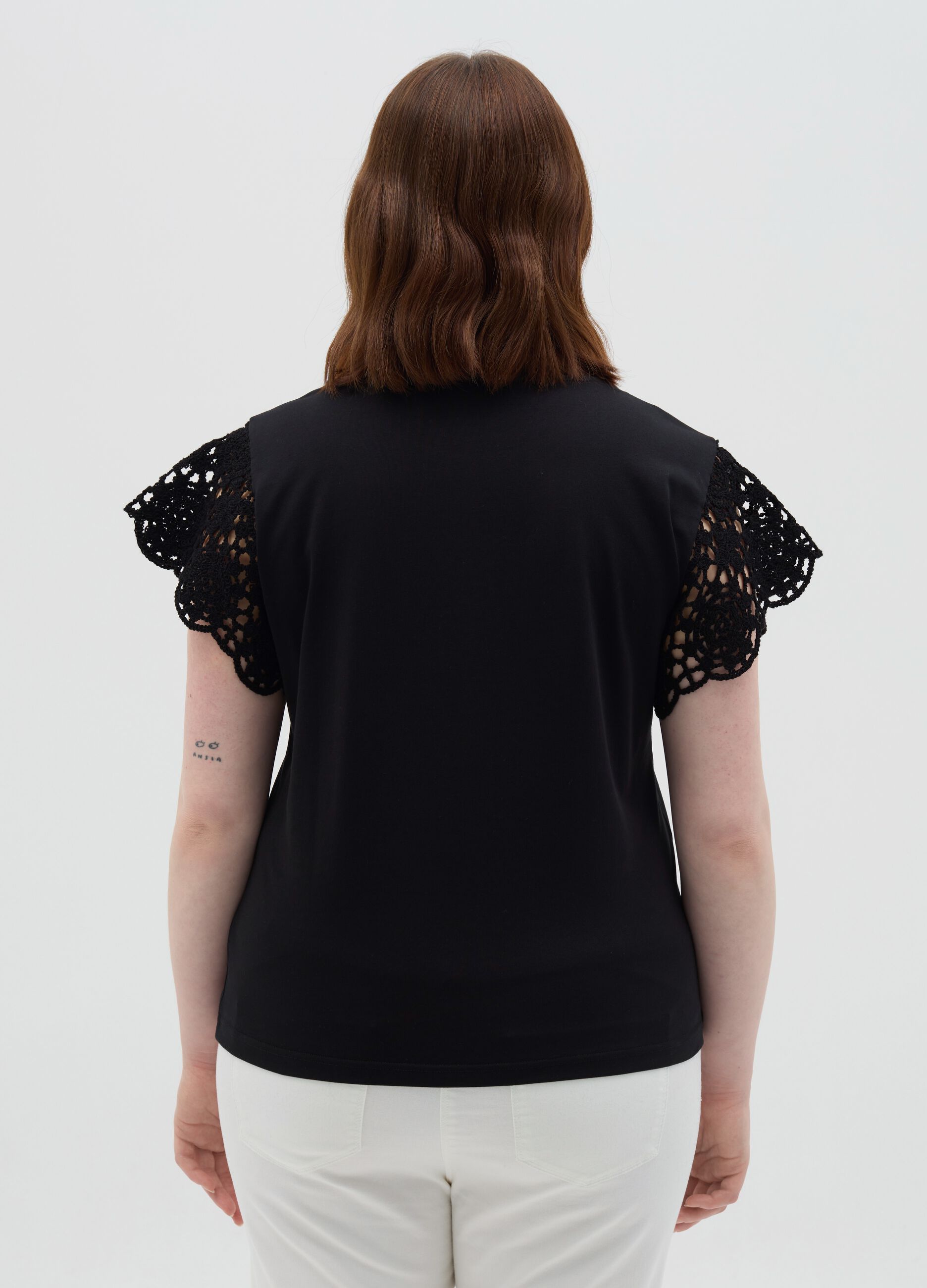 Curvy black T-shirt with crochet sleeves