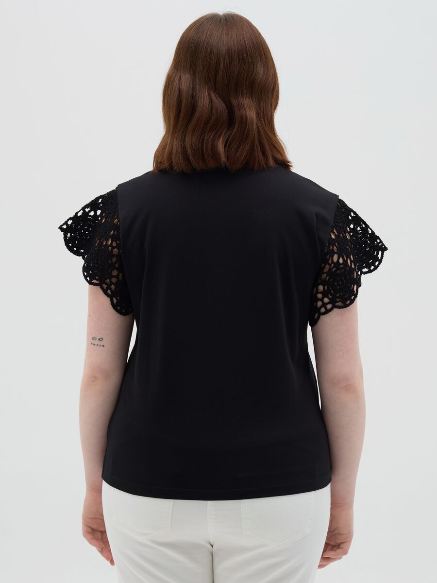 Curvy black T-shirt with crochet sleeves_3