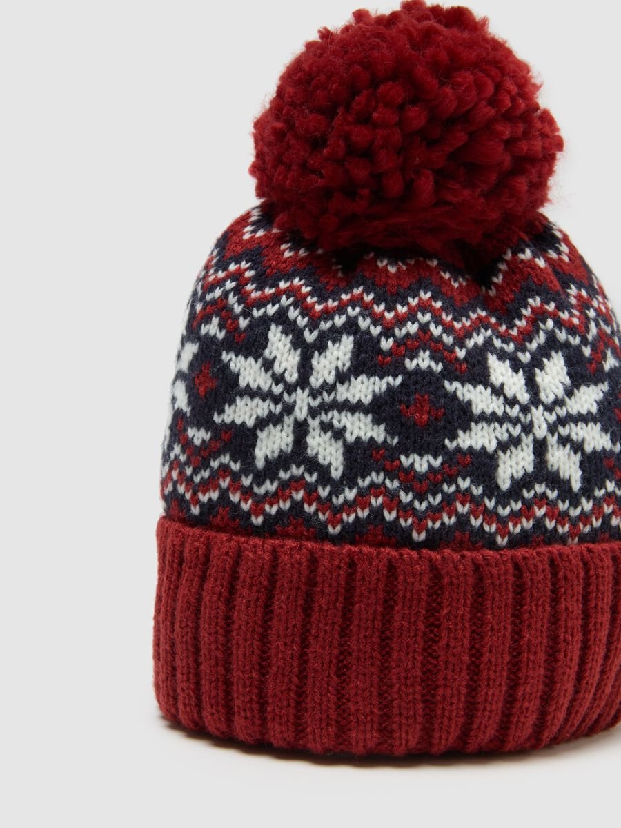 Children's hat with pompom and embroidered details_2