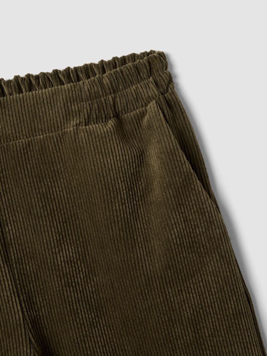 Pantaloni verdi ampi in misto viscosa elasticizzata regular fit a coste_1