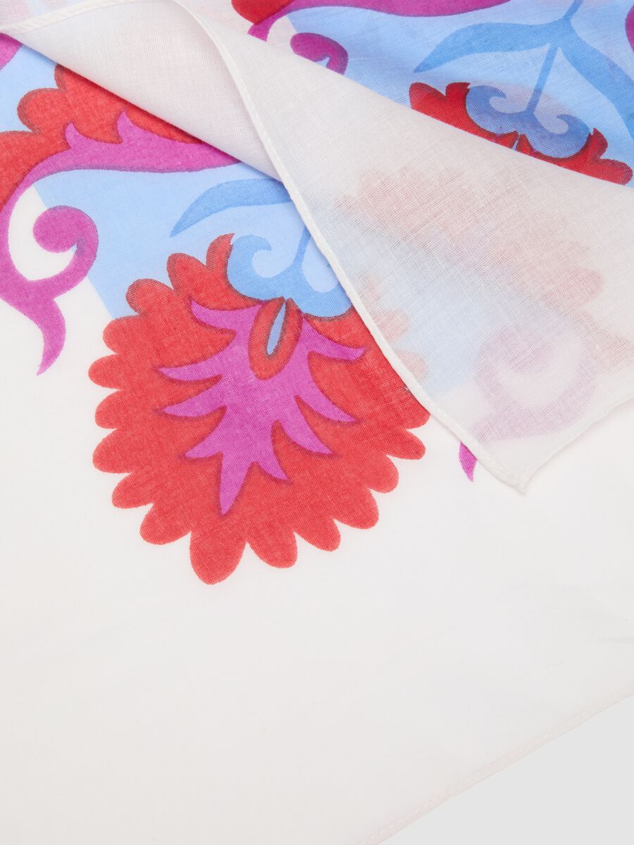 Sciarpa azzurra in puro cotone con stampa floreale_1