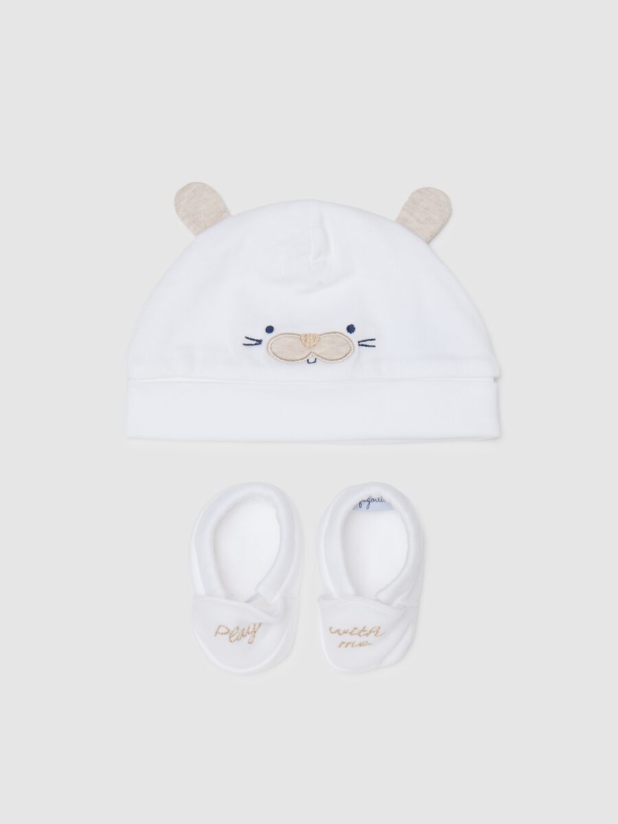 White cotton baby hat and shoe set with embroidery_0