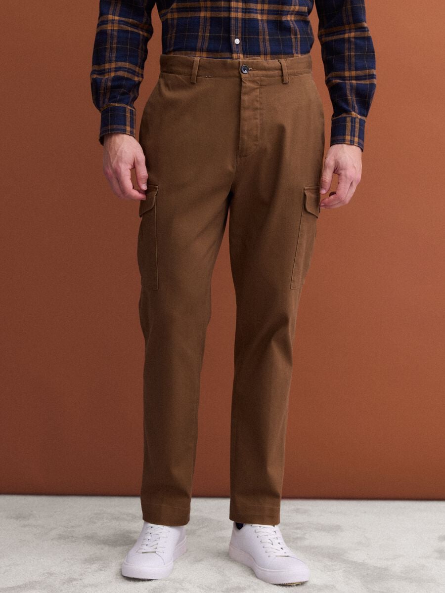 Pantaloni marroni cargo in twill di cotone elasticizzato comfort fit_1