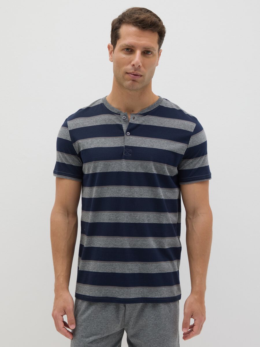 Short blue and grey pyjamas in cotton with striped pattern_1
