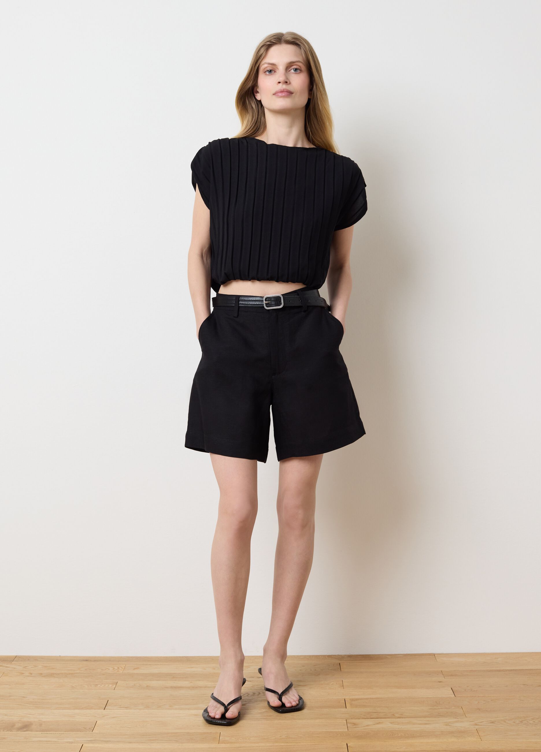 Black sleeveless T-shirt with flat ribbing
