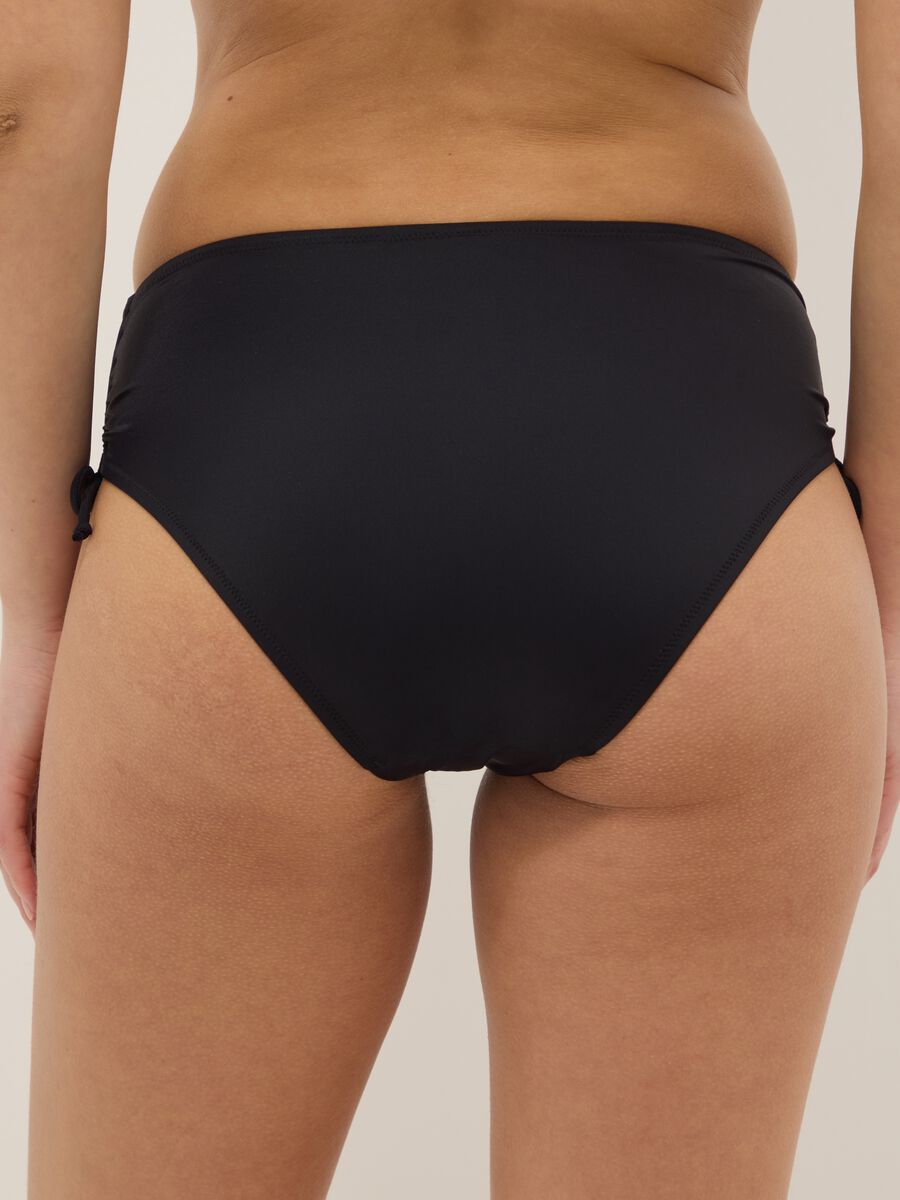Slip da mare elasticizzato nero con dettagli arricciati_2