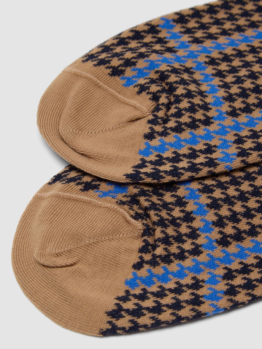 Brown long socks in stretch cotton with houndstooth pattern_2