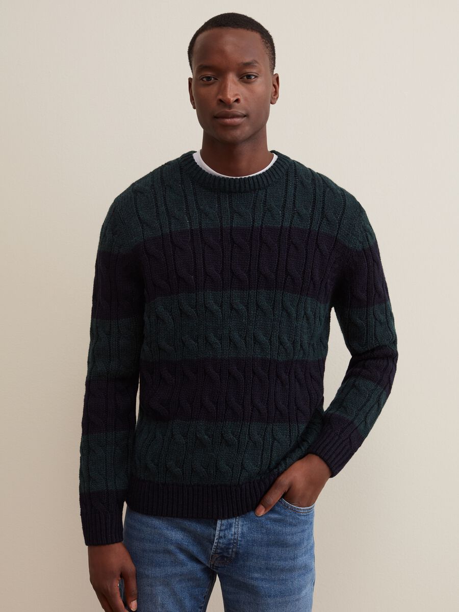 Pullover a righe con lavorazione a trecce_1